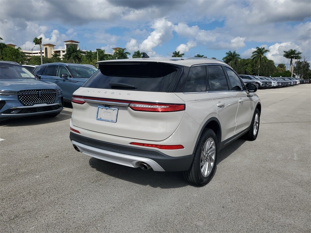 2022 Lincoln Corsair Standard photo 4