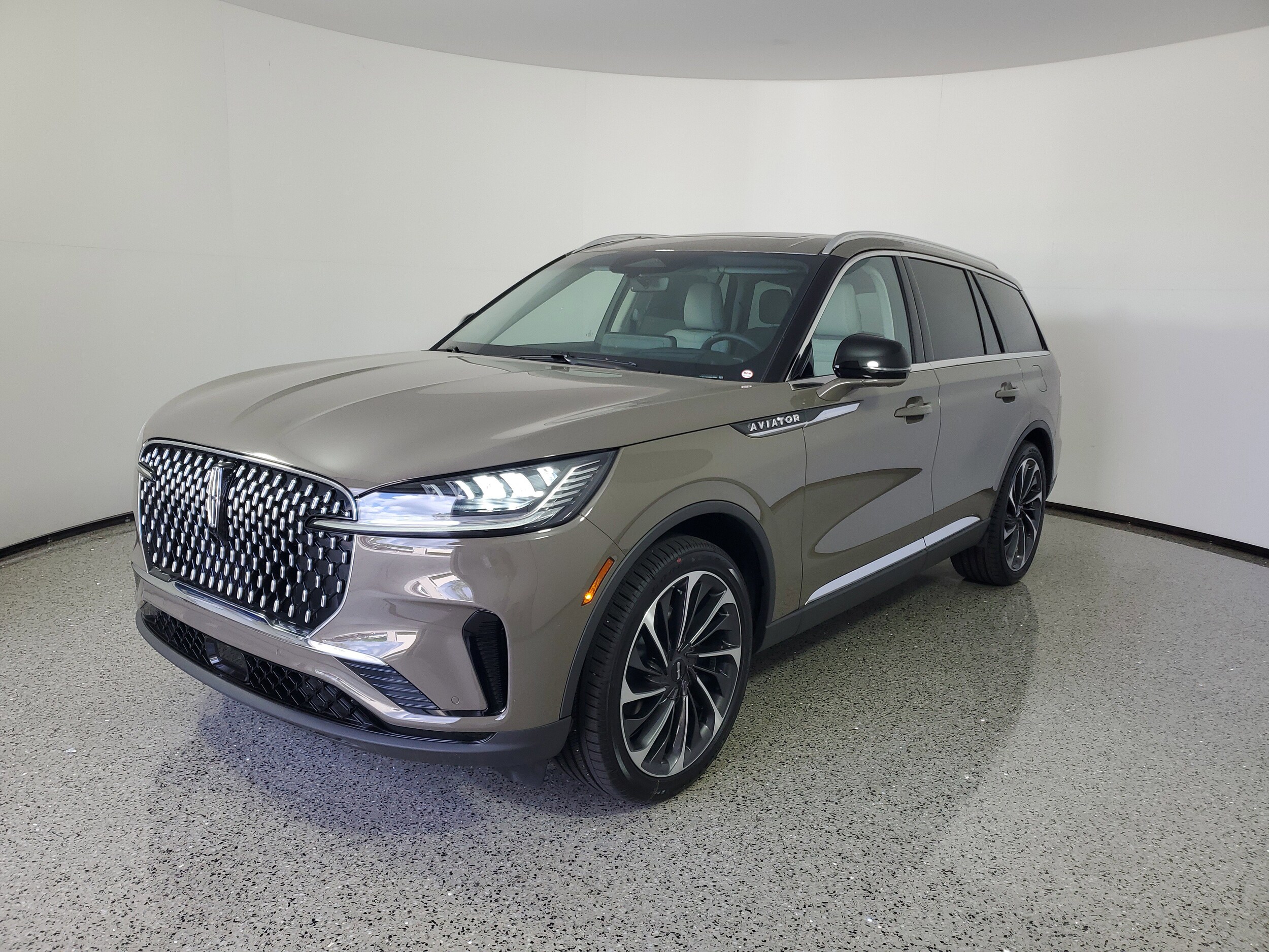 2025 Lincoln Aviator Reserve photo 2