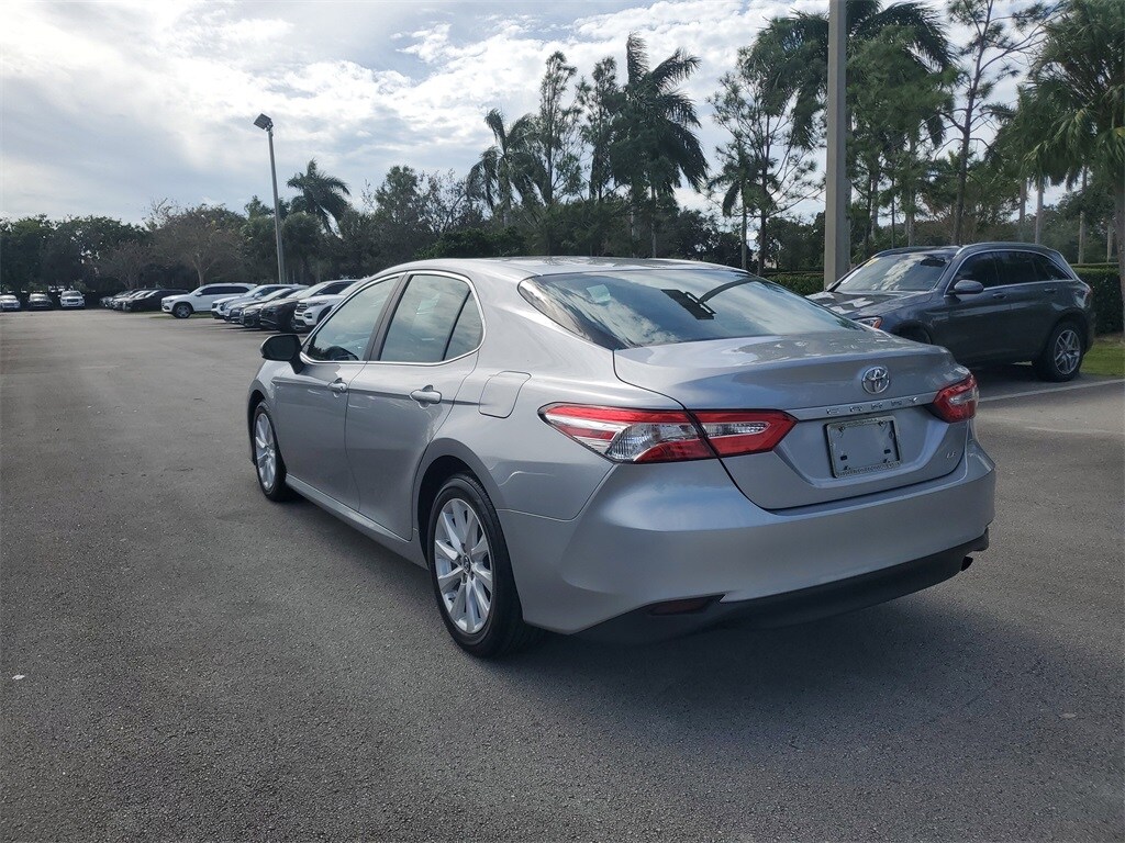 2018 Toyota Camry LE photo 3