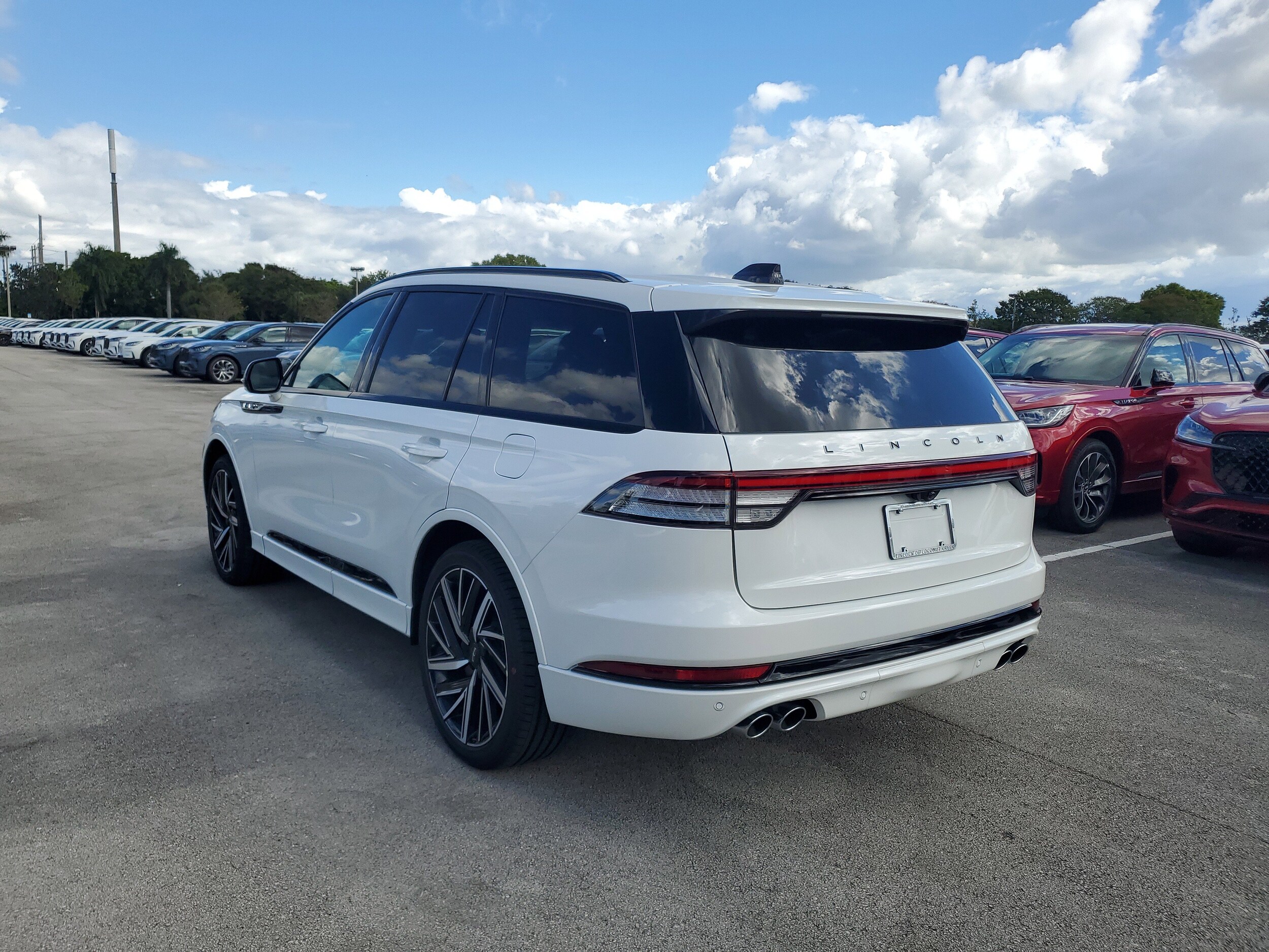 2025 Lincoln Aviator Black Label photo 3