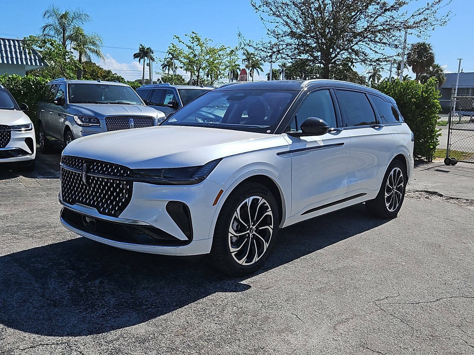 2025 Lincoln Nautilus Reserve photo 3