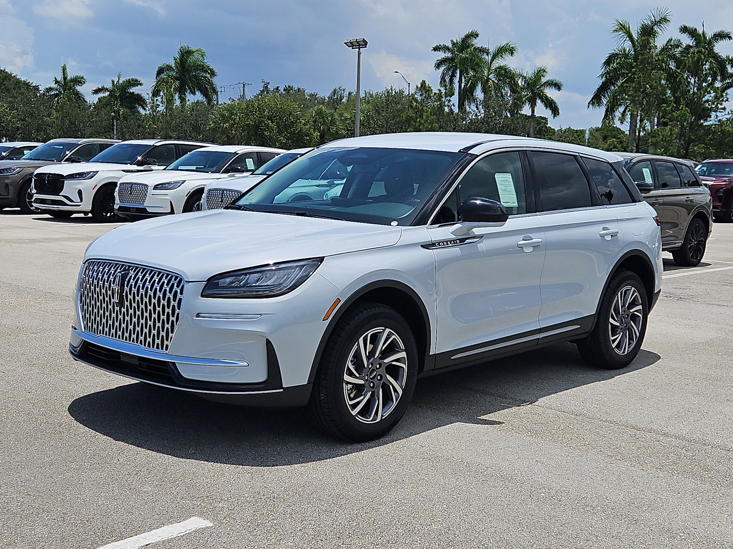 2025 Lincoln Corsair Premiere photo 3