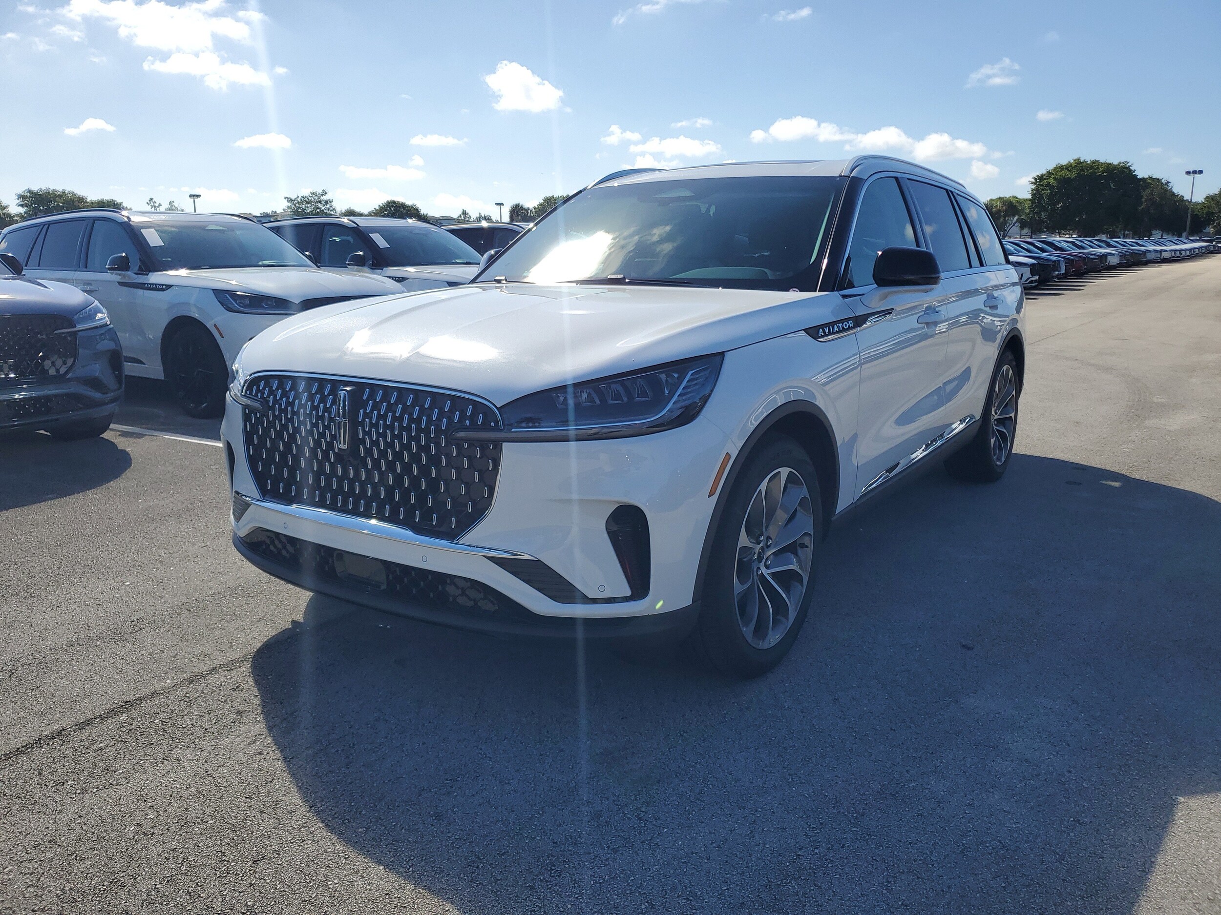 2025 Lincoln Aviator Premiere photo 2