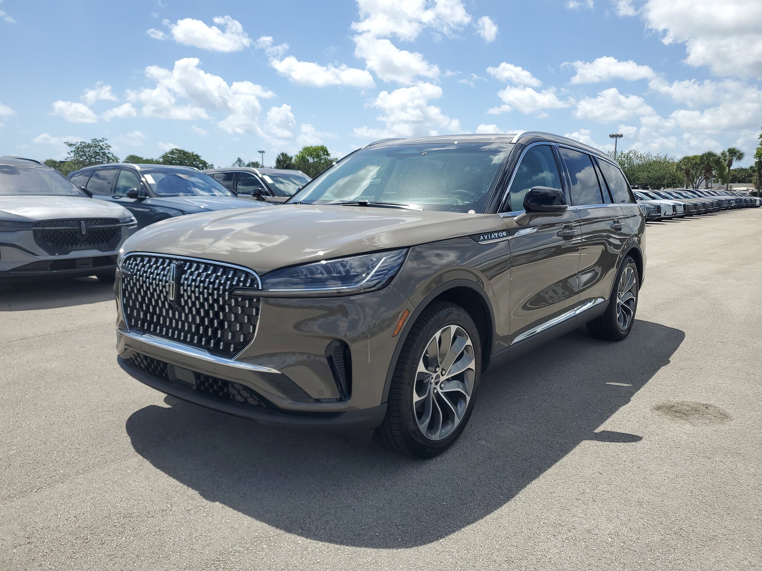 2025 Lincoln Aviator Reserve photo 2