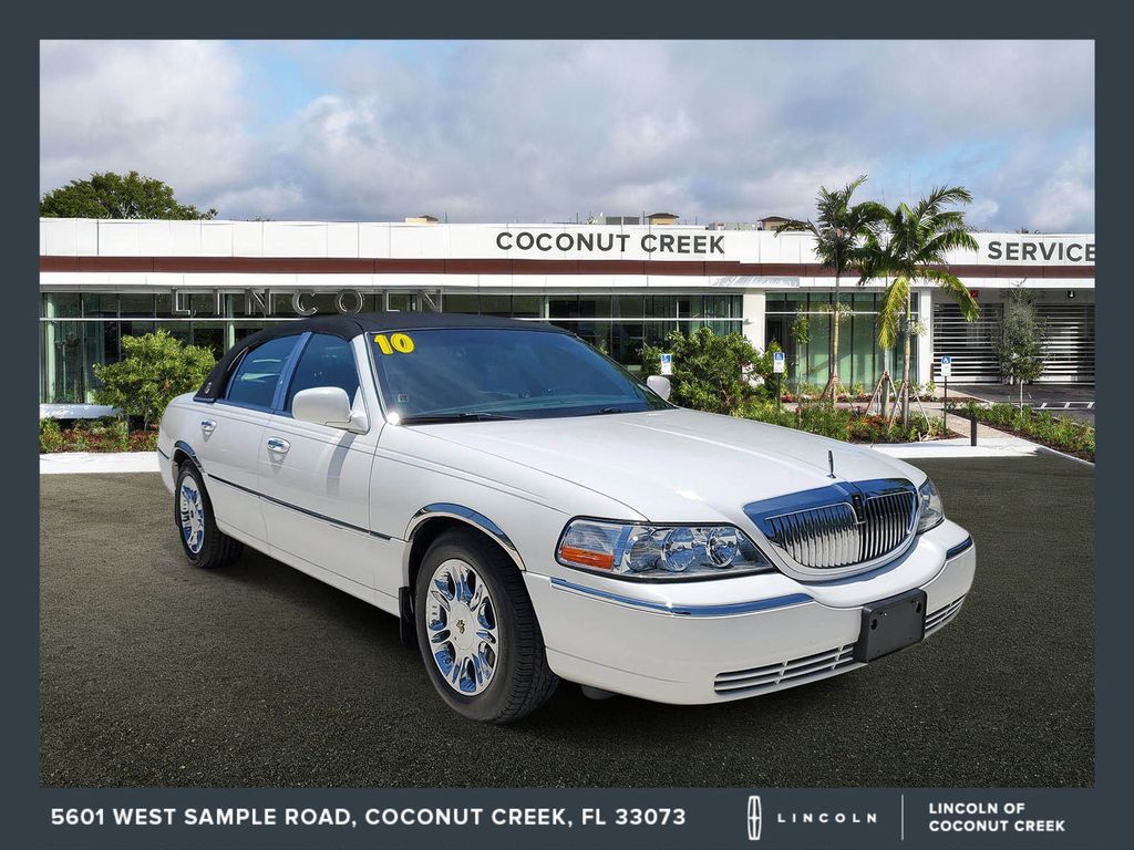 2010 Lincoln Town Car Signature Limited's photo