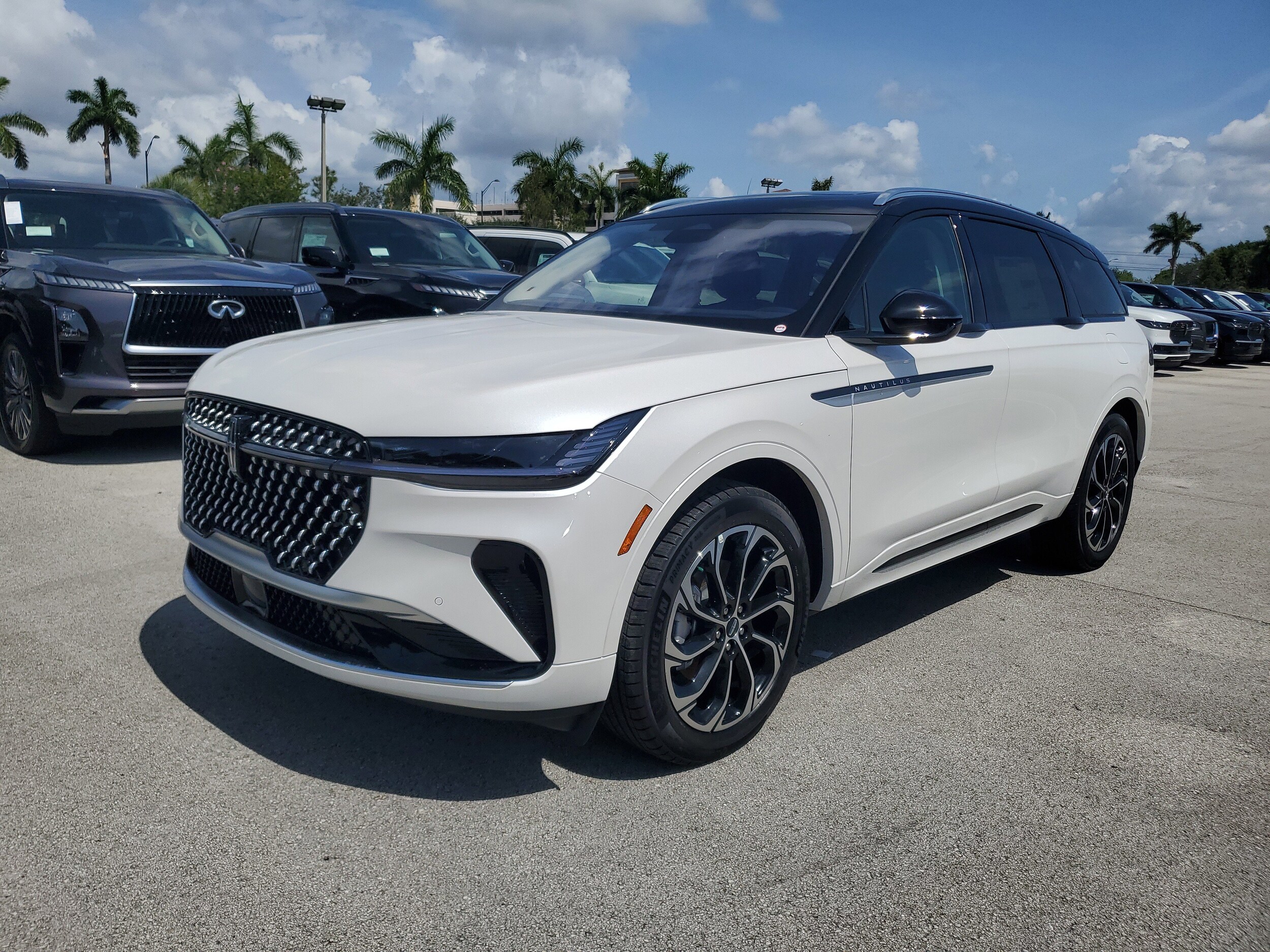 2025 Lincoln Nautilus Reserve photo 2