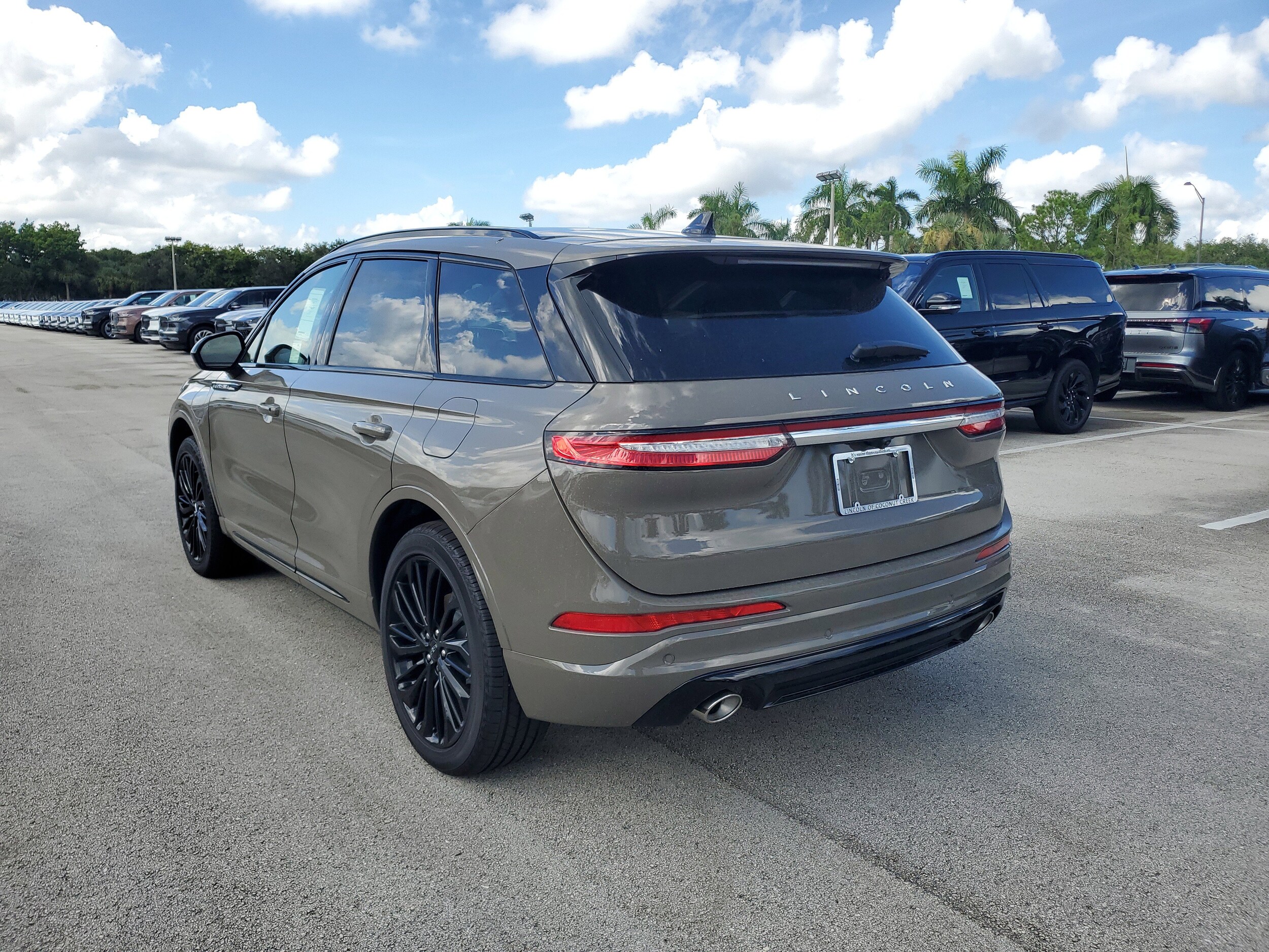 2025 Lincoln Corsair Grand Touring photo 3