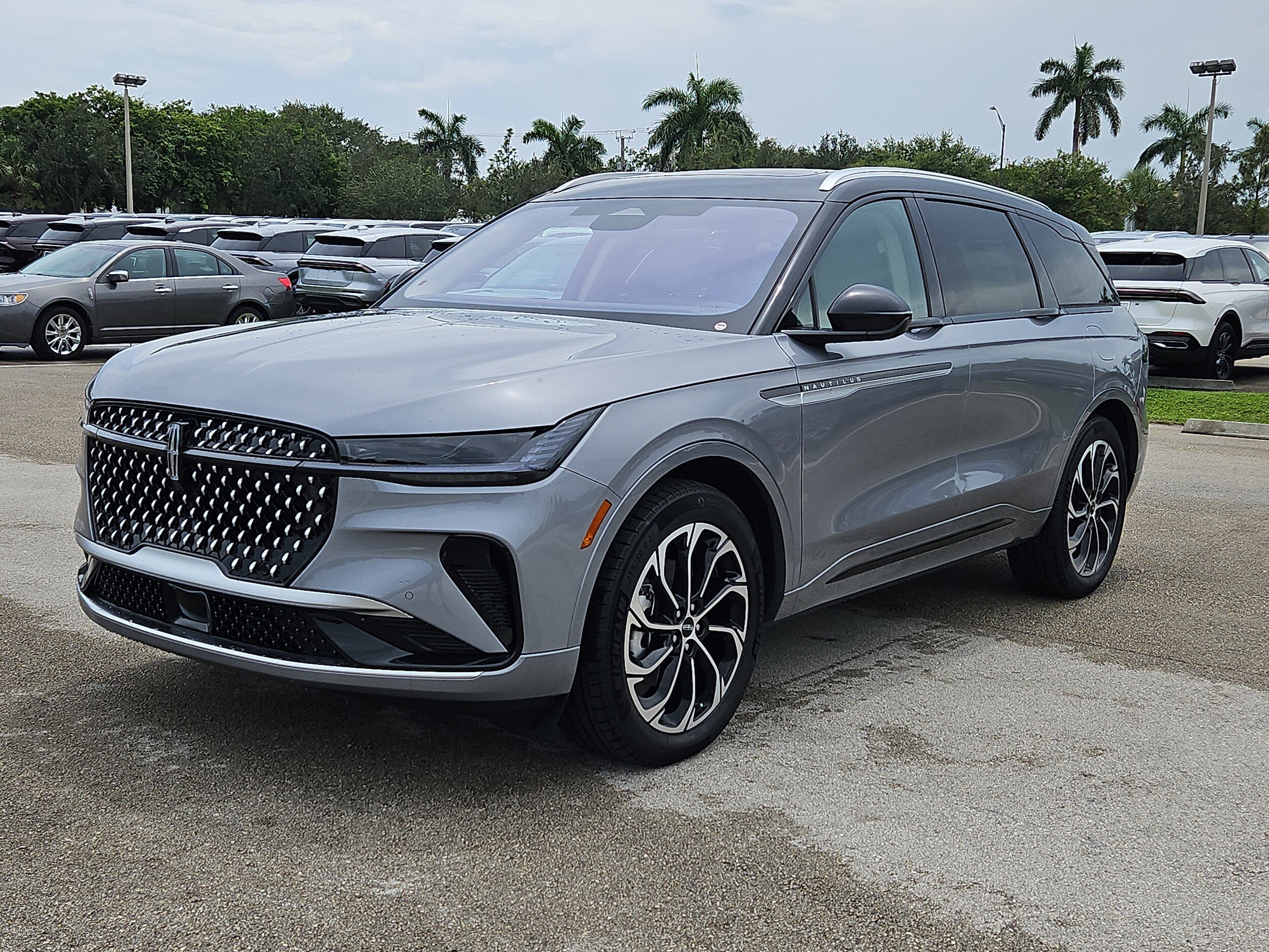 2025 Lincoln Nautilus Reserve photo 3