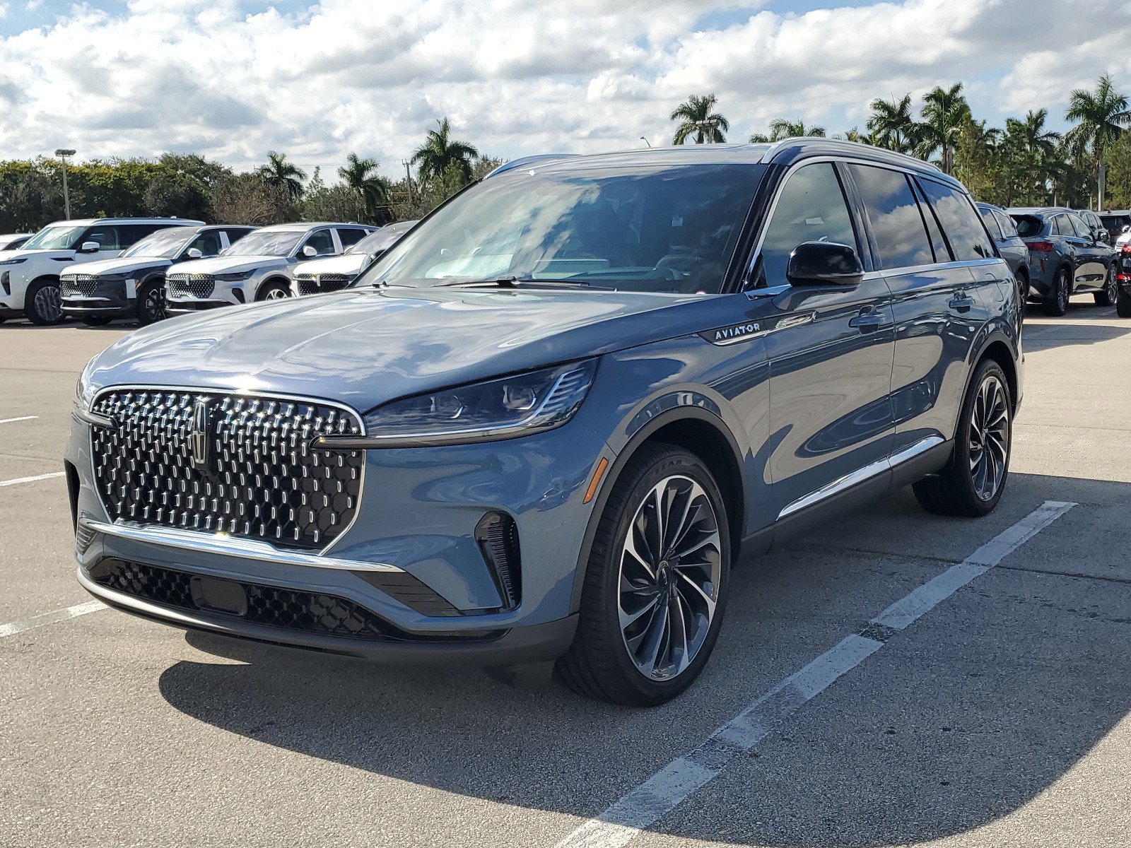 2025 Lincoln Aviator Reserve photo 2