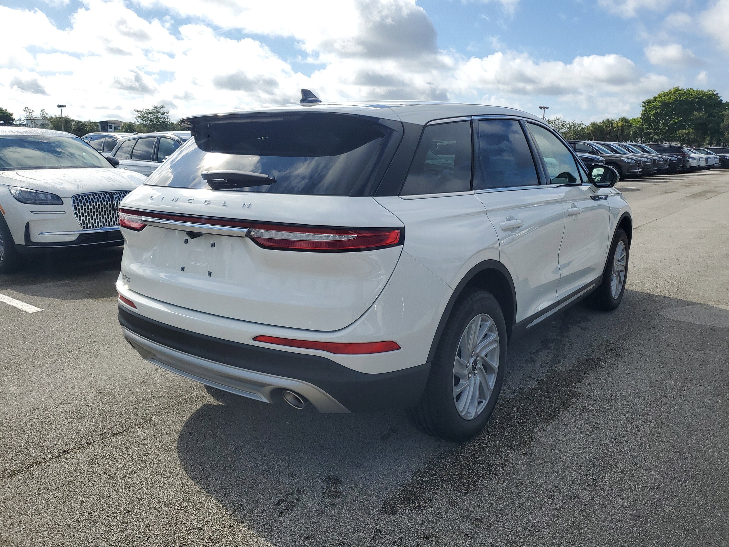 2025 Lincoln Corsair Premiere photo 3