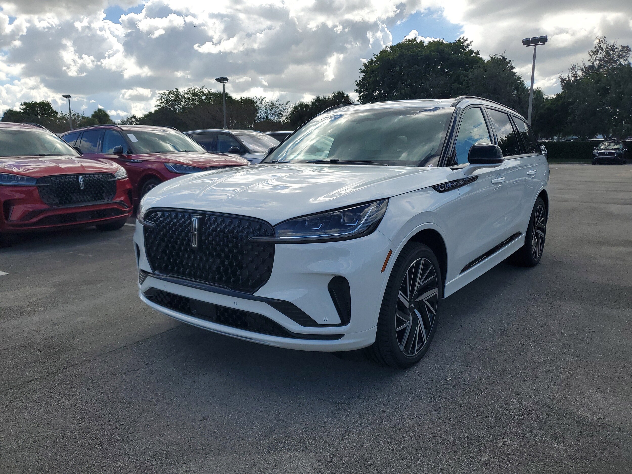 2025 Lincoln Aviator Black Label photo 2