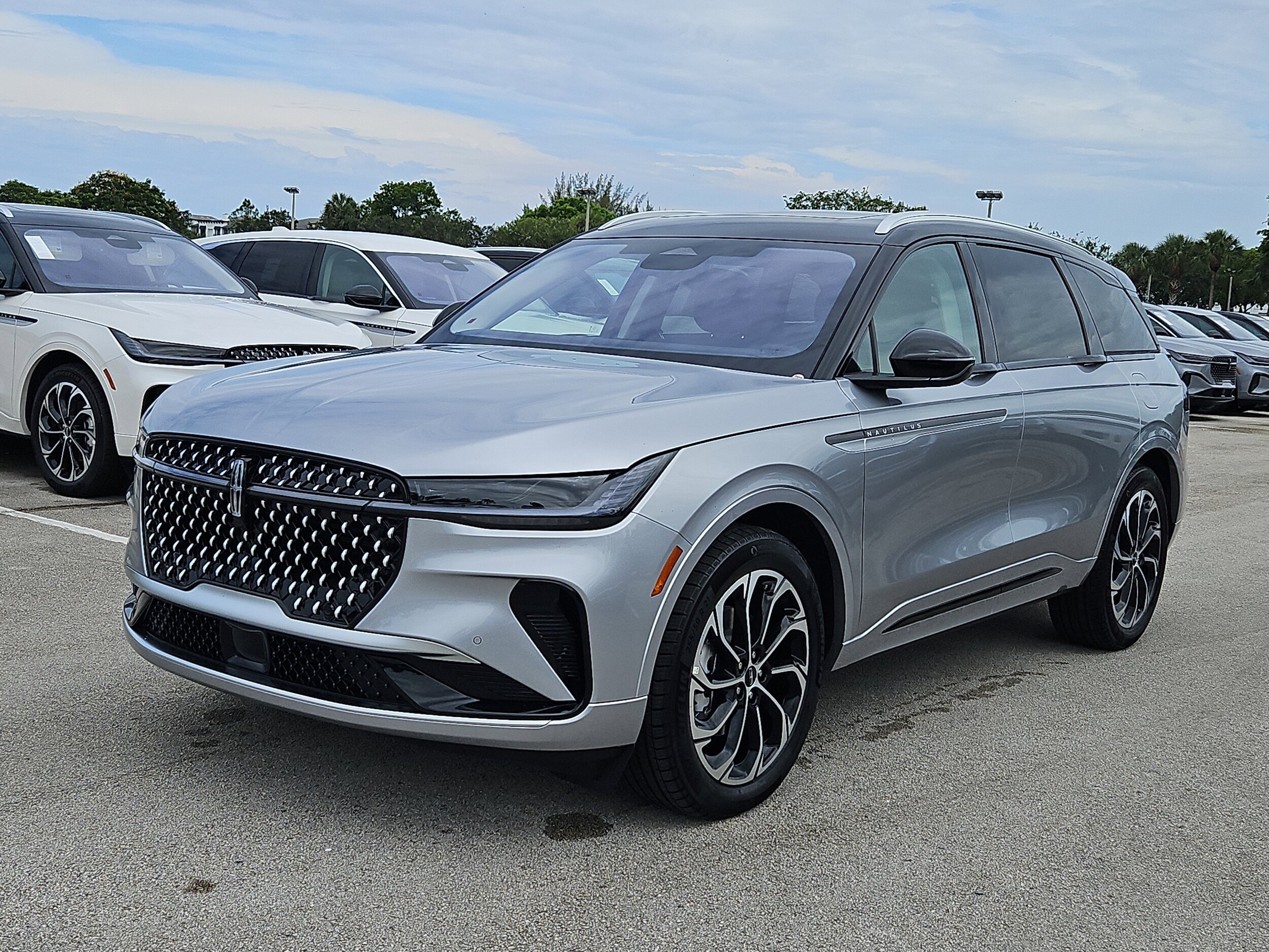 2025 Lincoln Nautilus Reserve photo 2