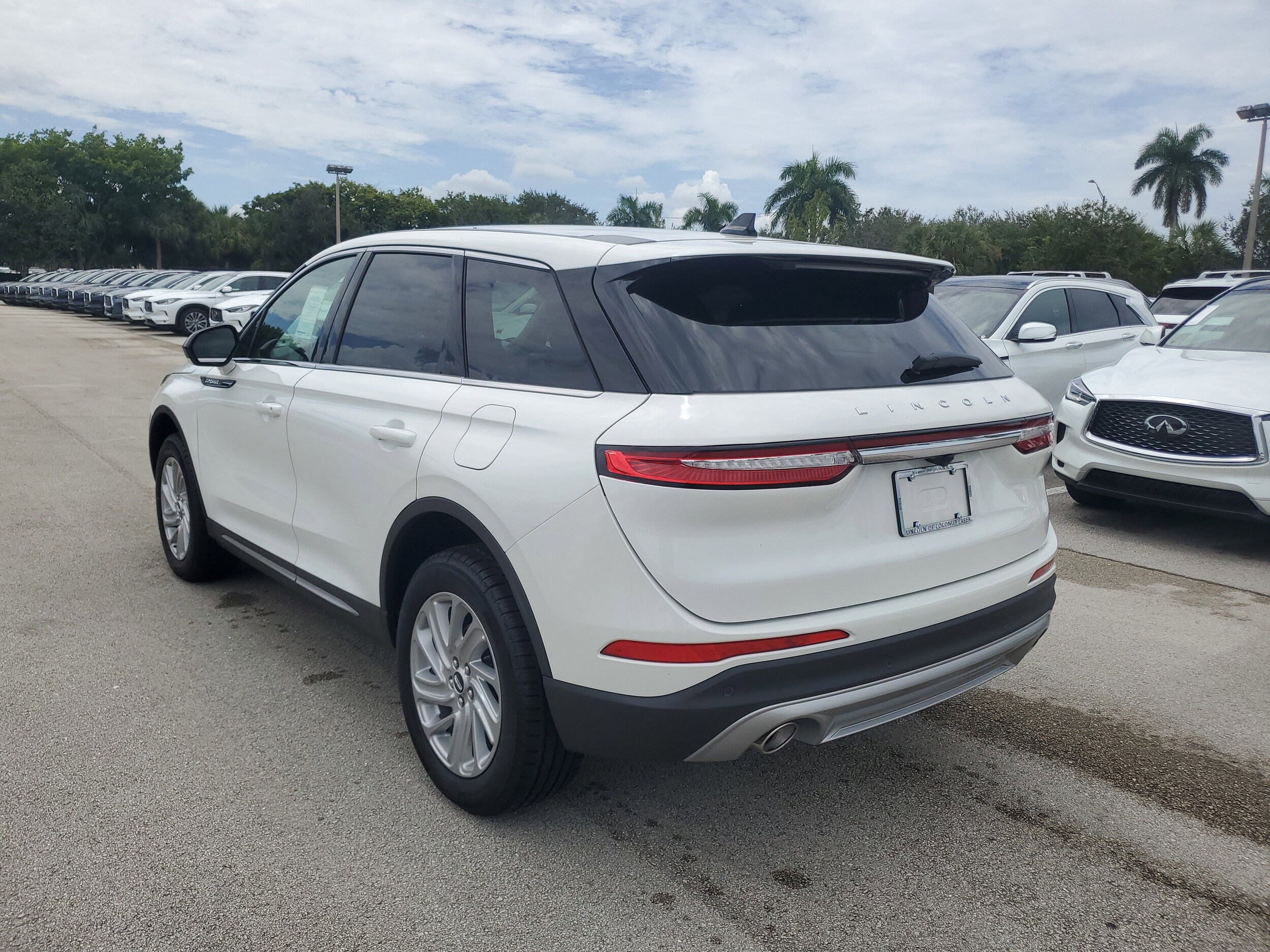 2025 Lincoln Corsair Premiere photo 3