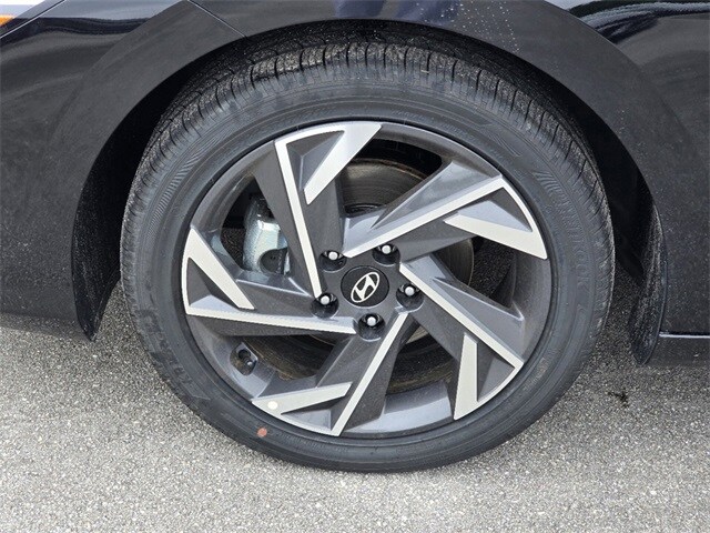 2025 Hyundai Elantra SEL Convenience photo 3