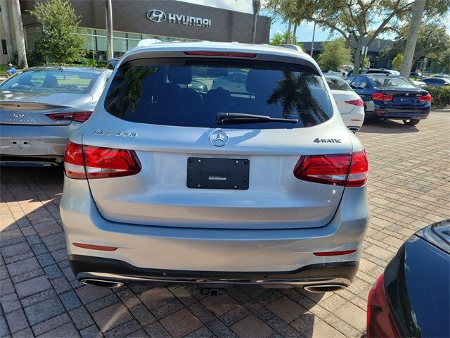 2016 Mercedes Benz GLC 300 4MATIC photo 4