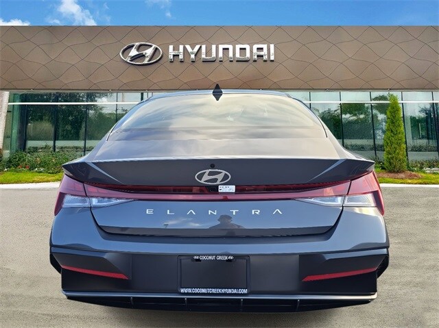 2025 Hyundai Elantra SEL Convenience photo 4