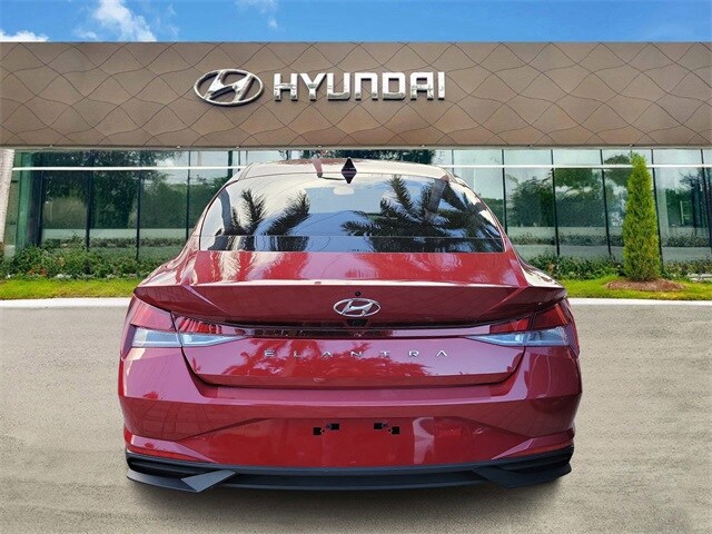 2023 Hyundai Elantra SEL photo 4