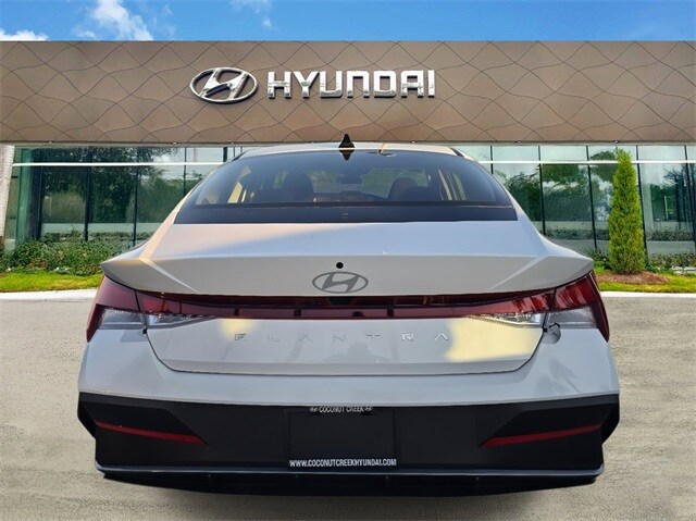 2025 Hyundai Elantra SE photo 4