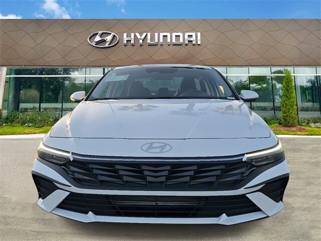 2025 Hyundai Elantra SE photo 2