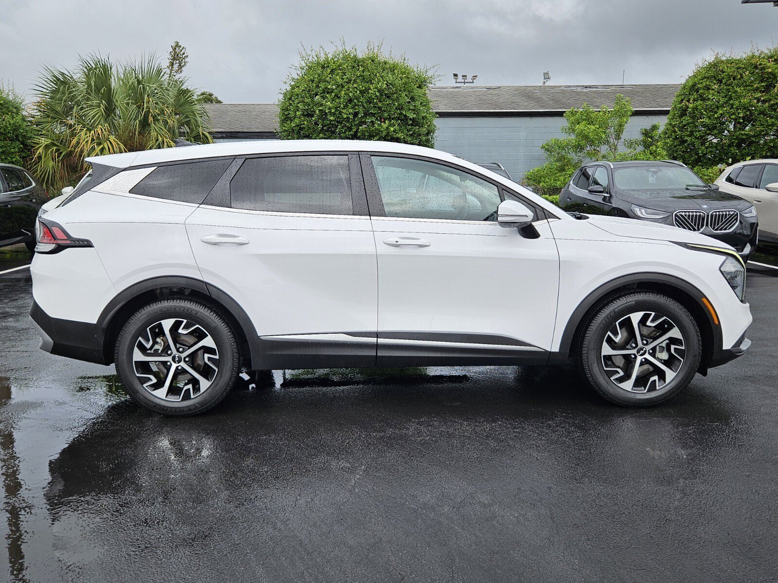 2023 Kia Sportage EX photo 2
