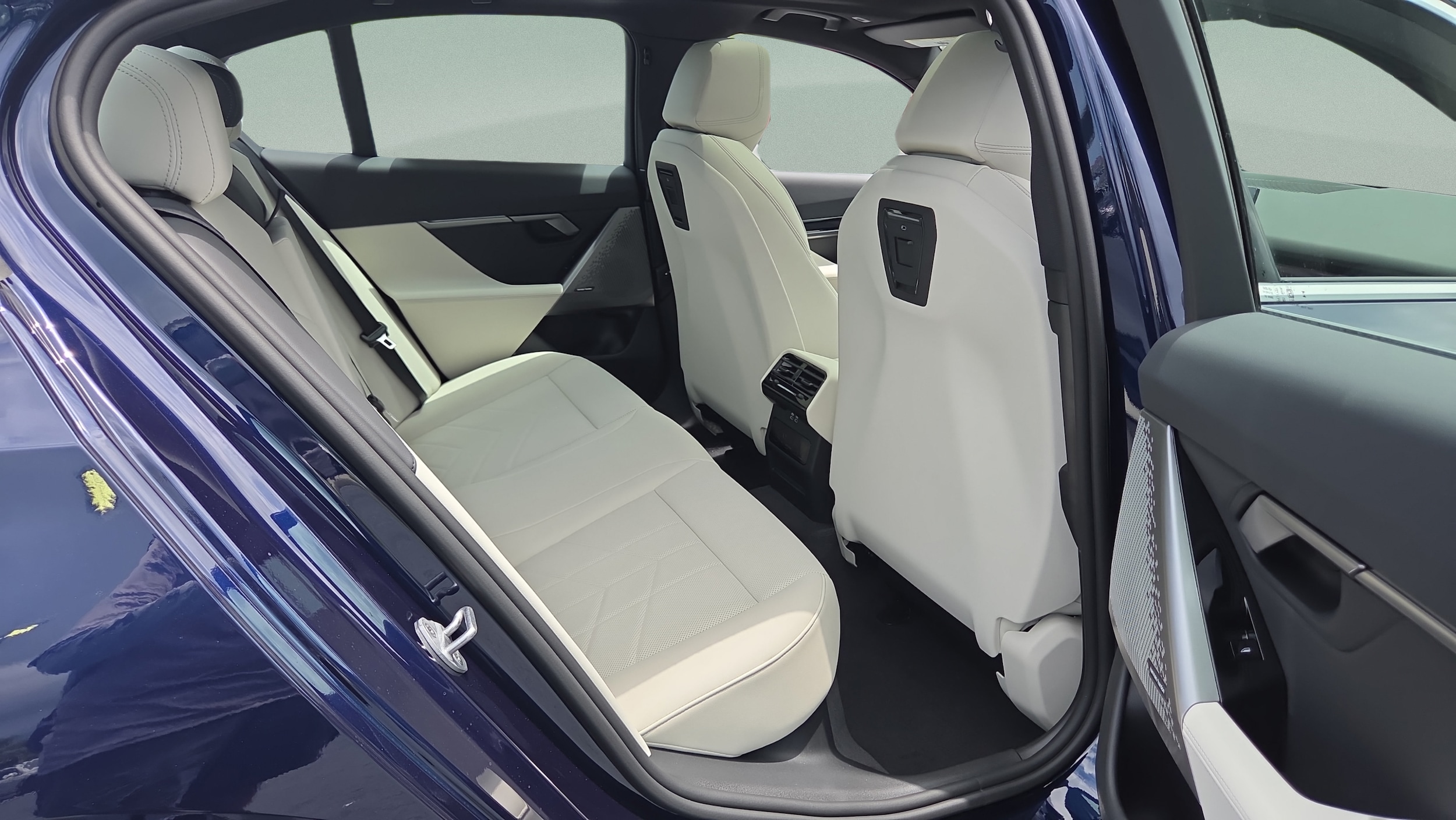 2027 BMW 5 Series 530i - Photo 18