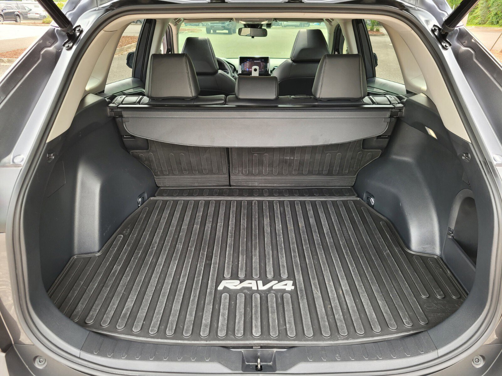 2023 Toyota RAV4 Hybrid XLE Premium photo 3