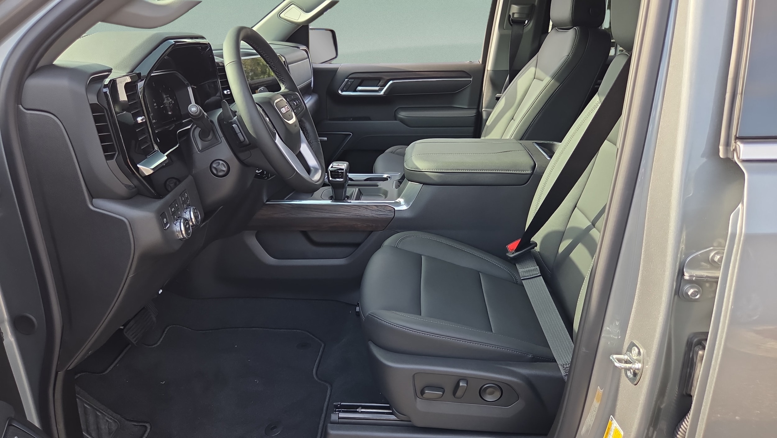 2026 GMC Sierra 1500 SLT - Photo 9