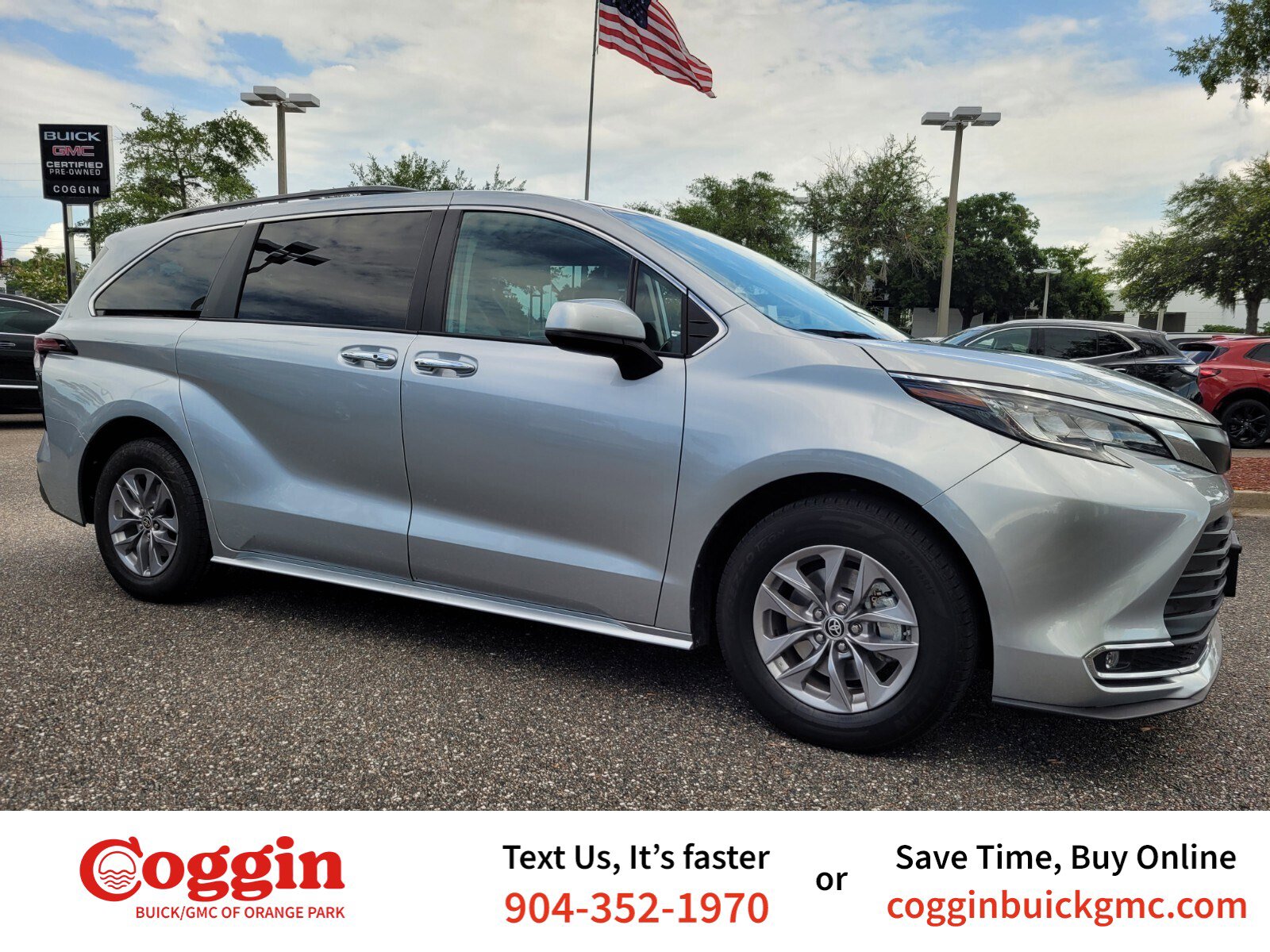 2023 Toyota Sienna XLE's photo