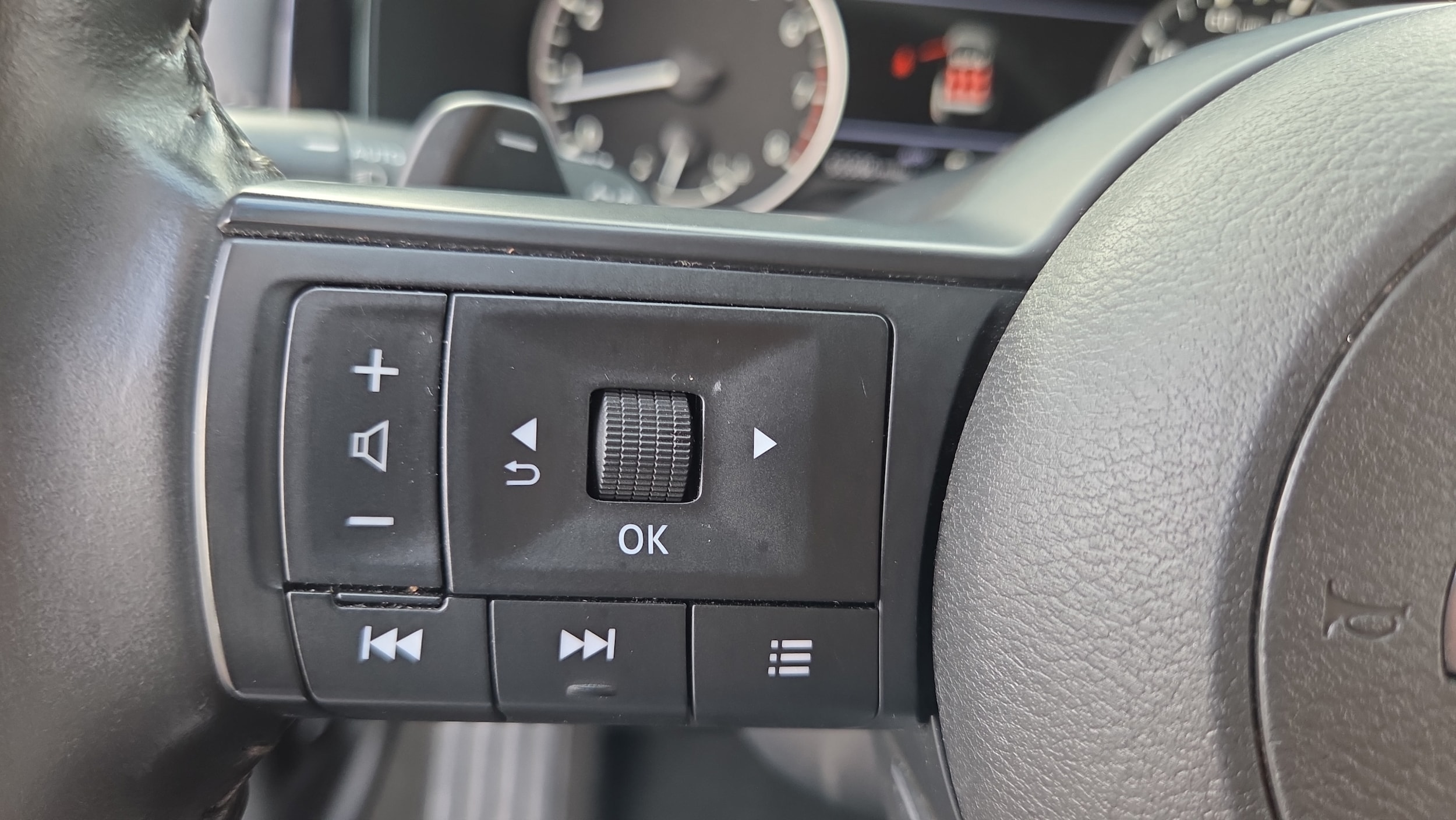 2024 Nissan Pathfinder SV - Photo 28