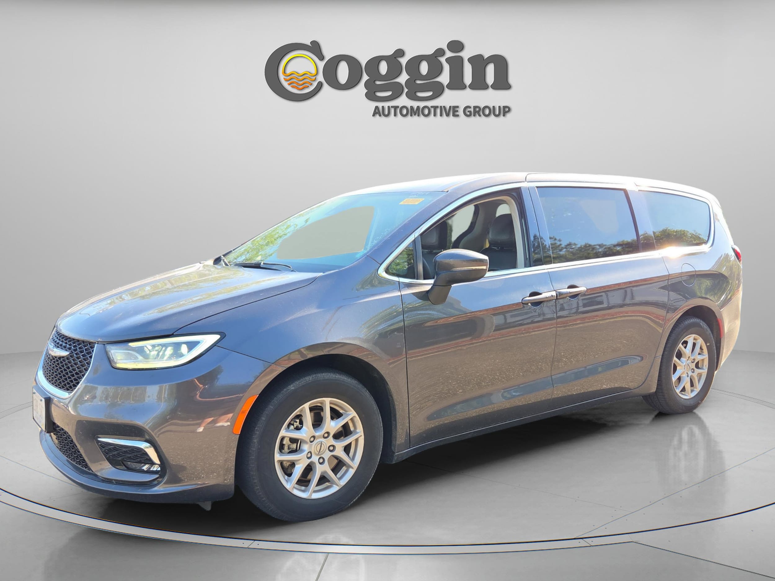 2023 Chrysler Pacifica Touring L's photo