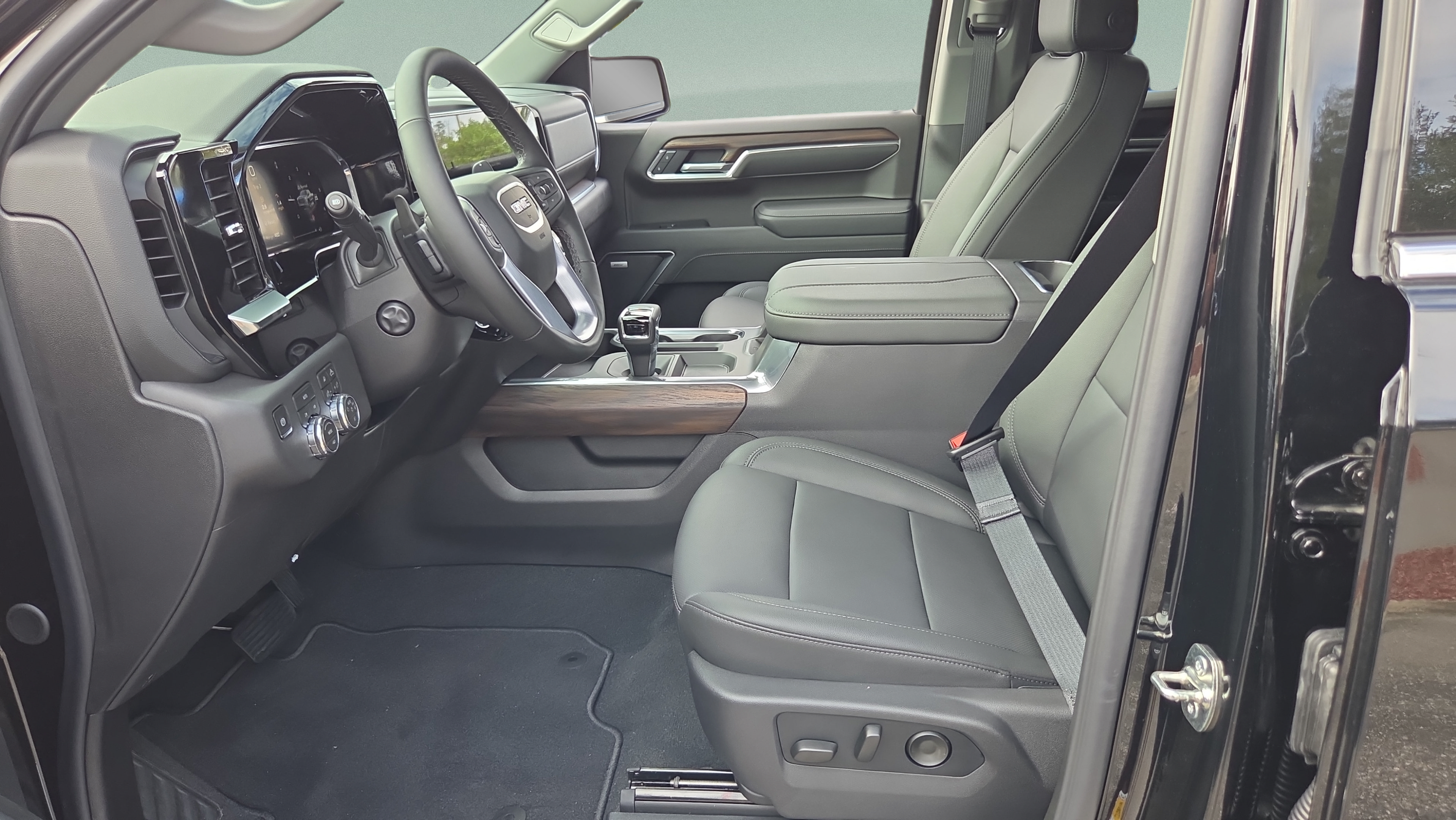 2026 GMC Sierra 1500 SLT - Photo 9