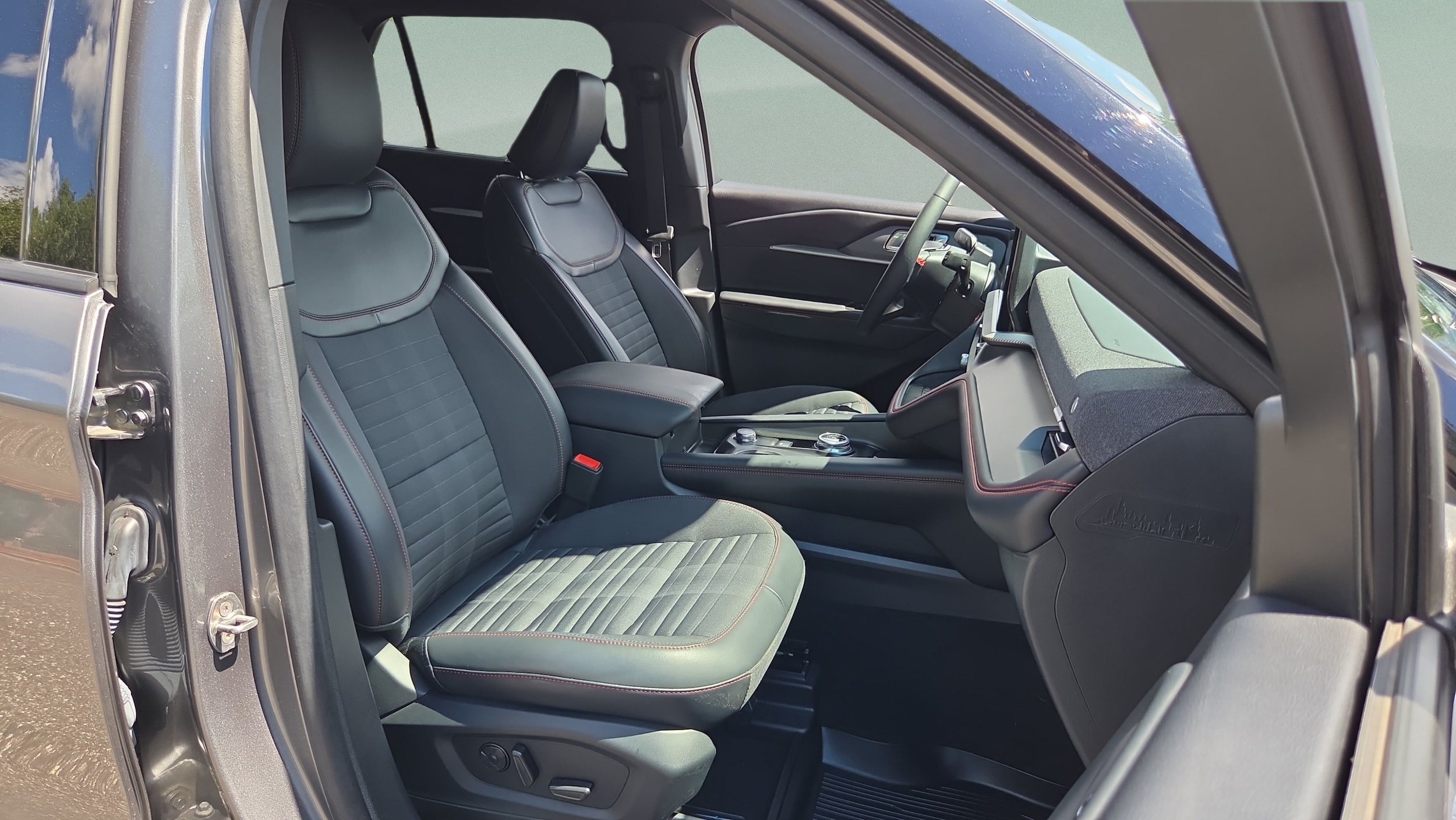 2025 Ford Explorer ST-LINE - Photo 15