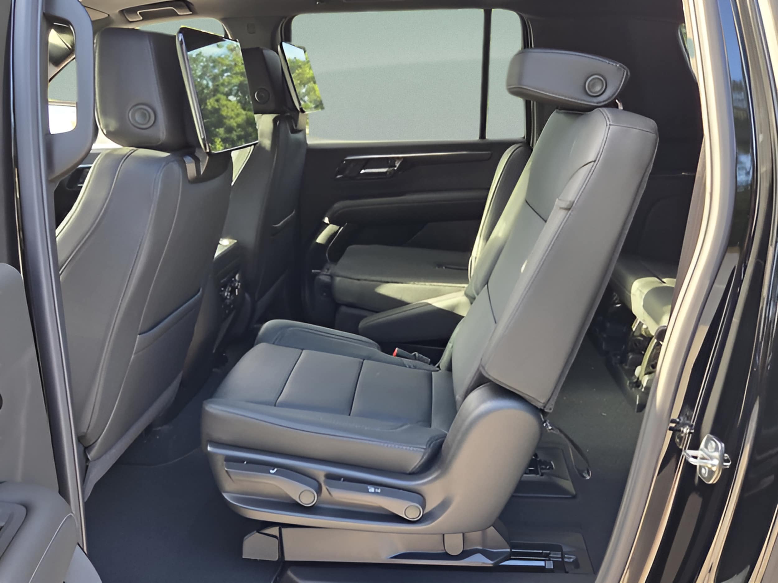 2026 Chevrolet Suburban Z71 - Photo 13