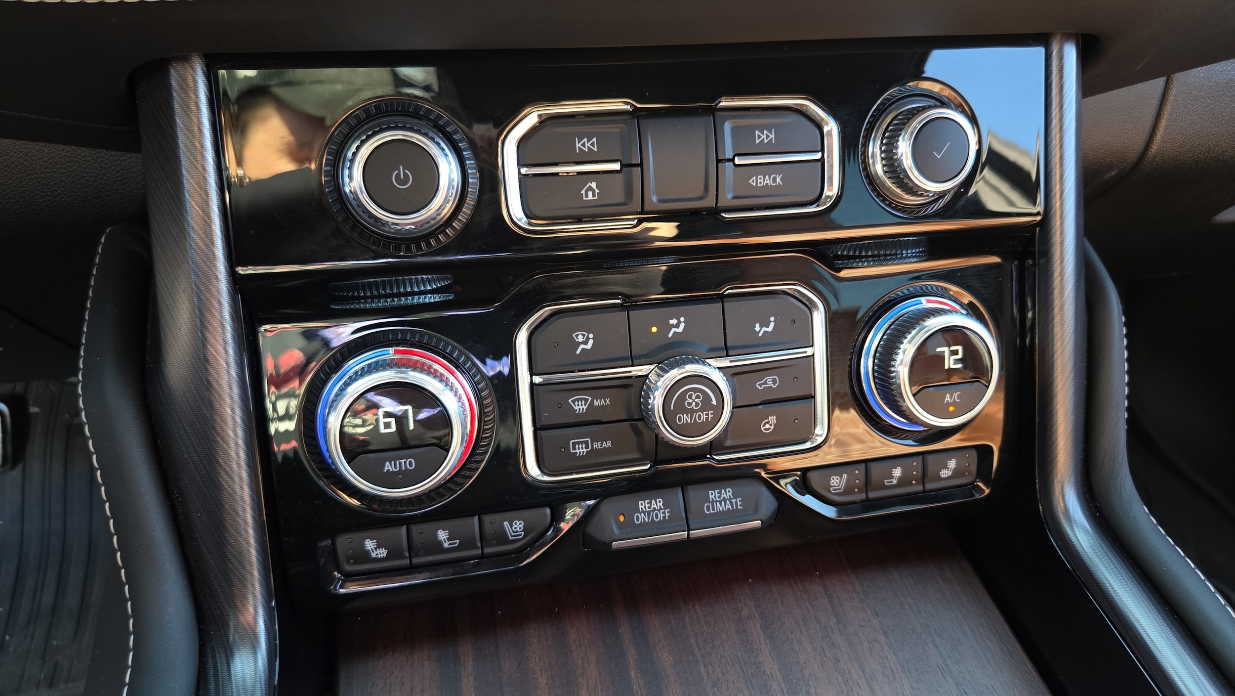 2024 GMC Yukon Denali Ultimate - Photo 23
