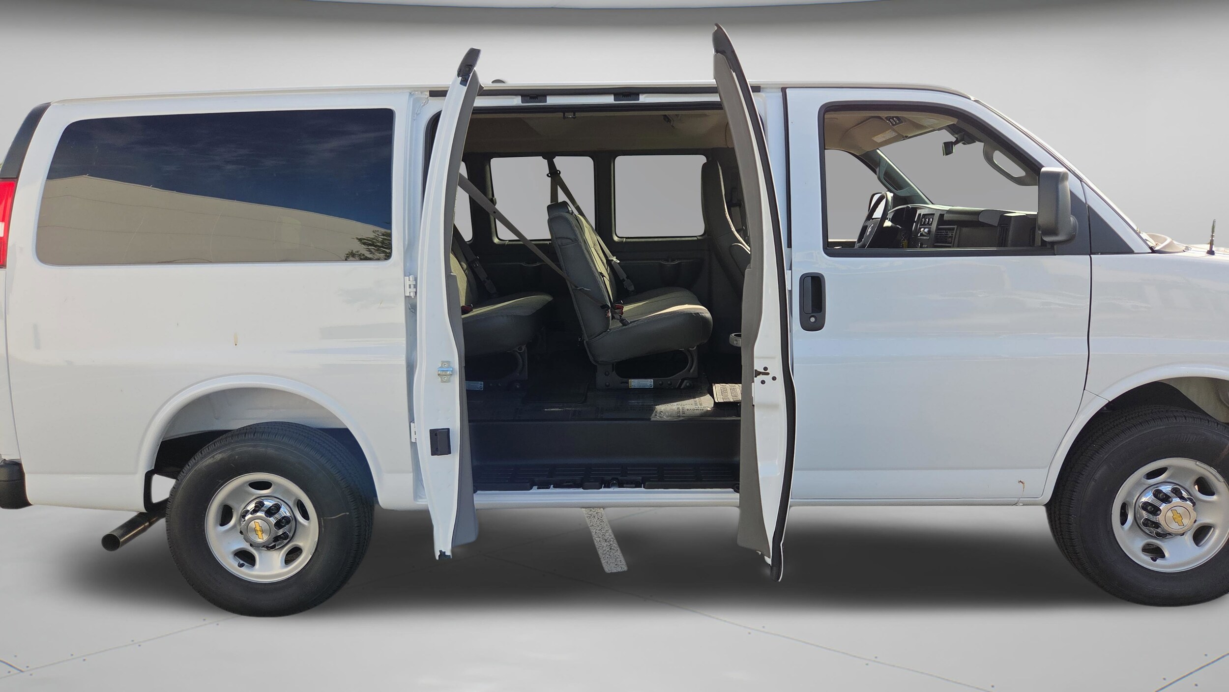 2026 Chevrolet Express Passenger LT - Photo 31