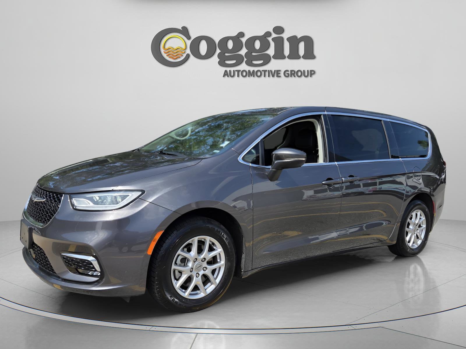 2023 Chrysler Pacifica Touring L's photo