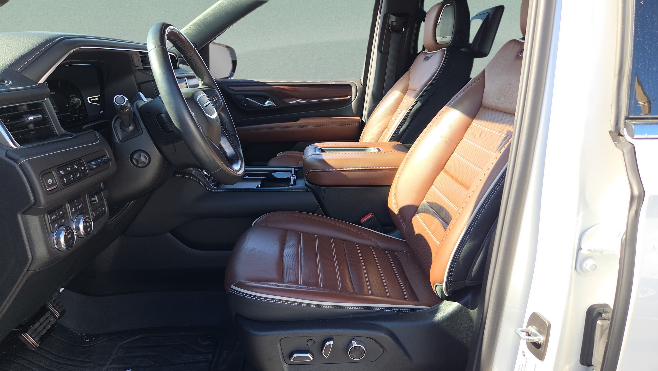 2024 GMC Yukon Denali Ultimate - Photo 10