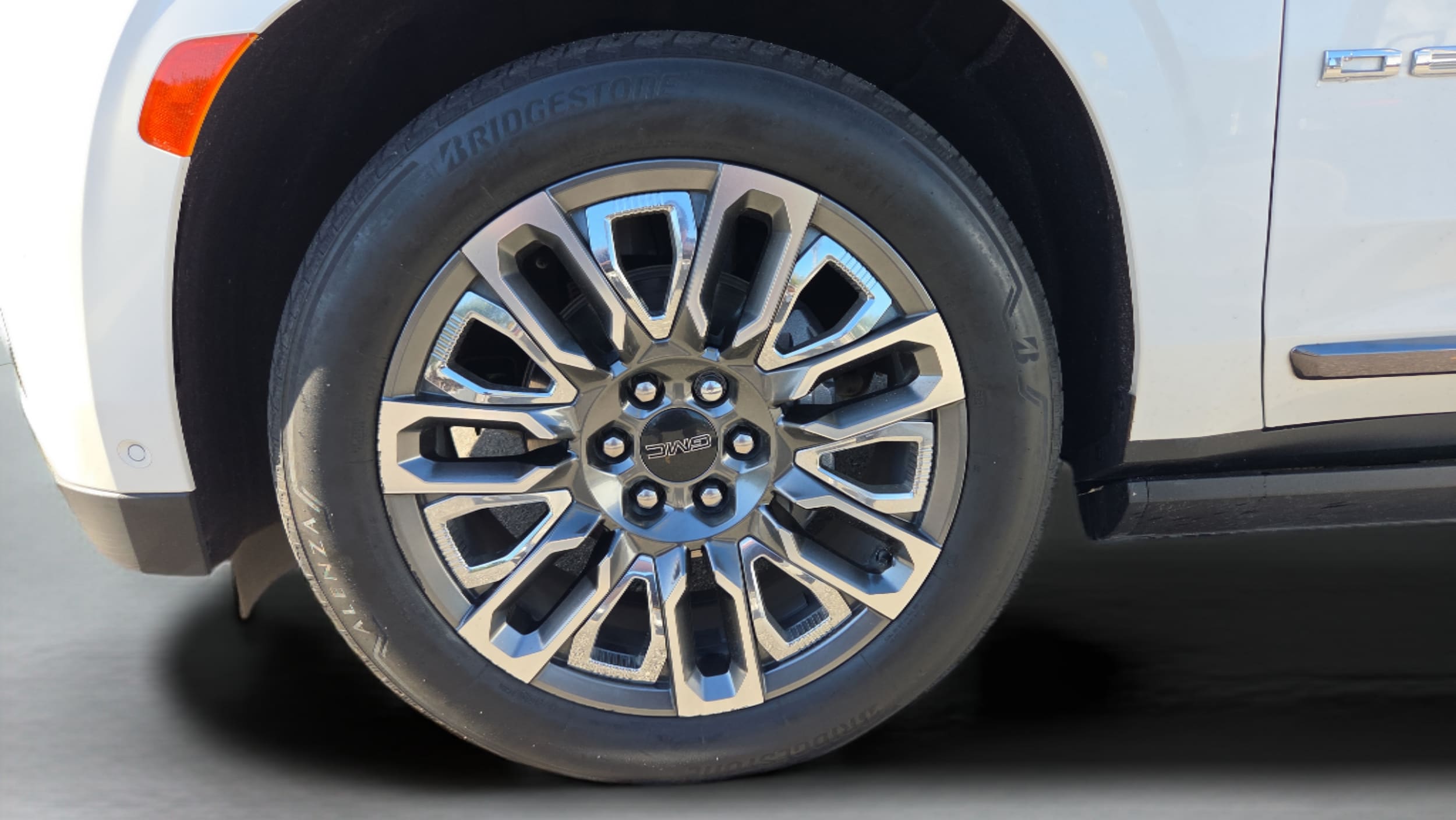 2024 GMC Yukon Denali Ultimate - Photo 32