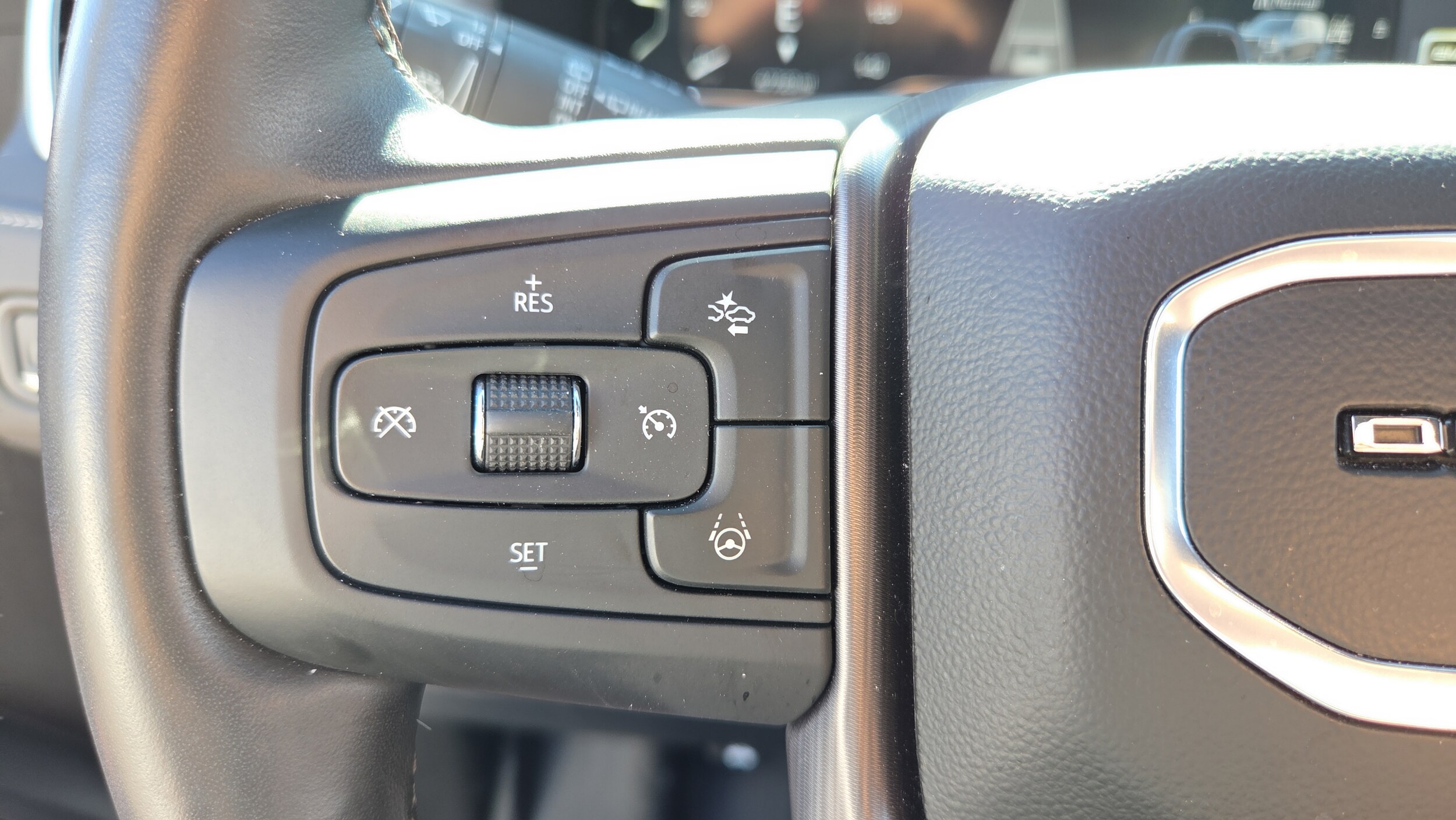 2024 GMC Yukon Denali Ultimate - Photo 25