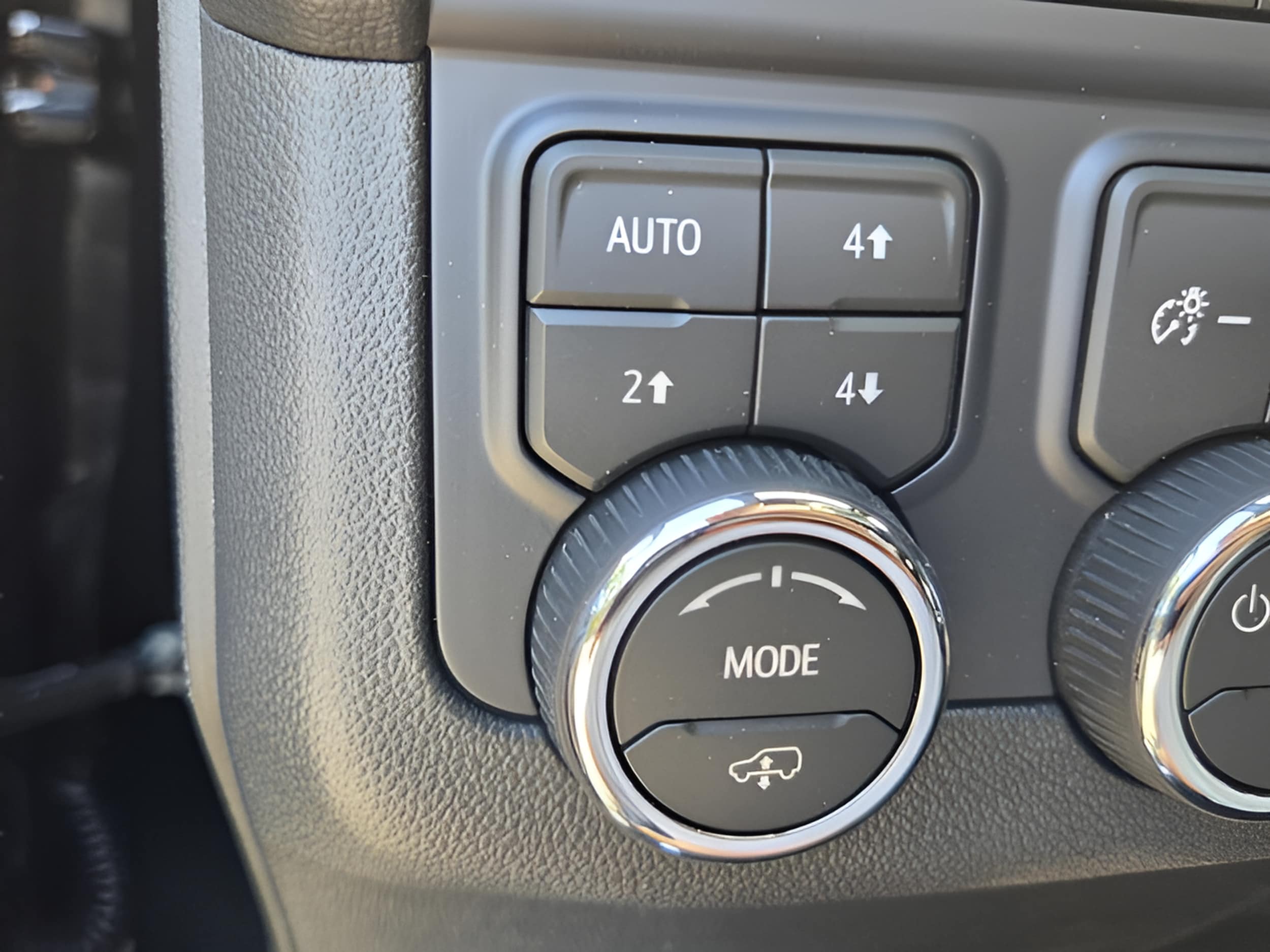 2026 Chevrolet Suburban Z71 - Photo 33