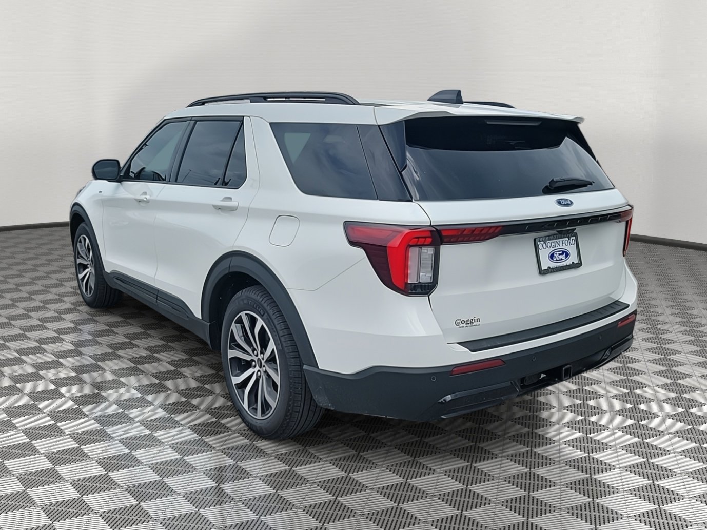 2025 Ford Explorer ST-Line photo 2