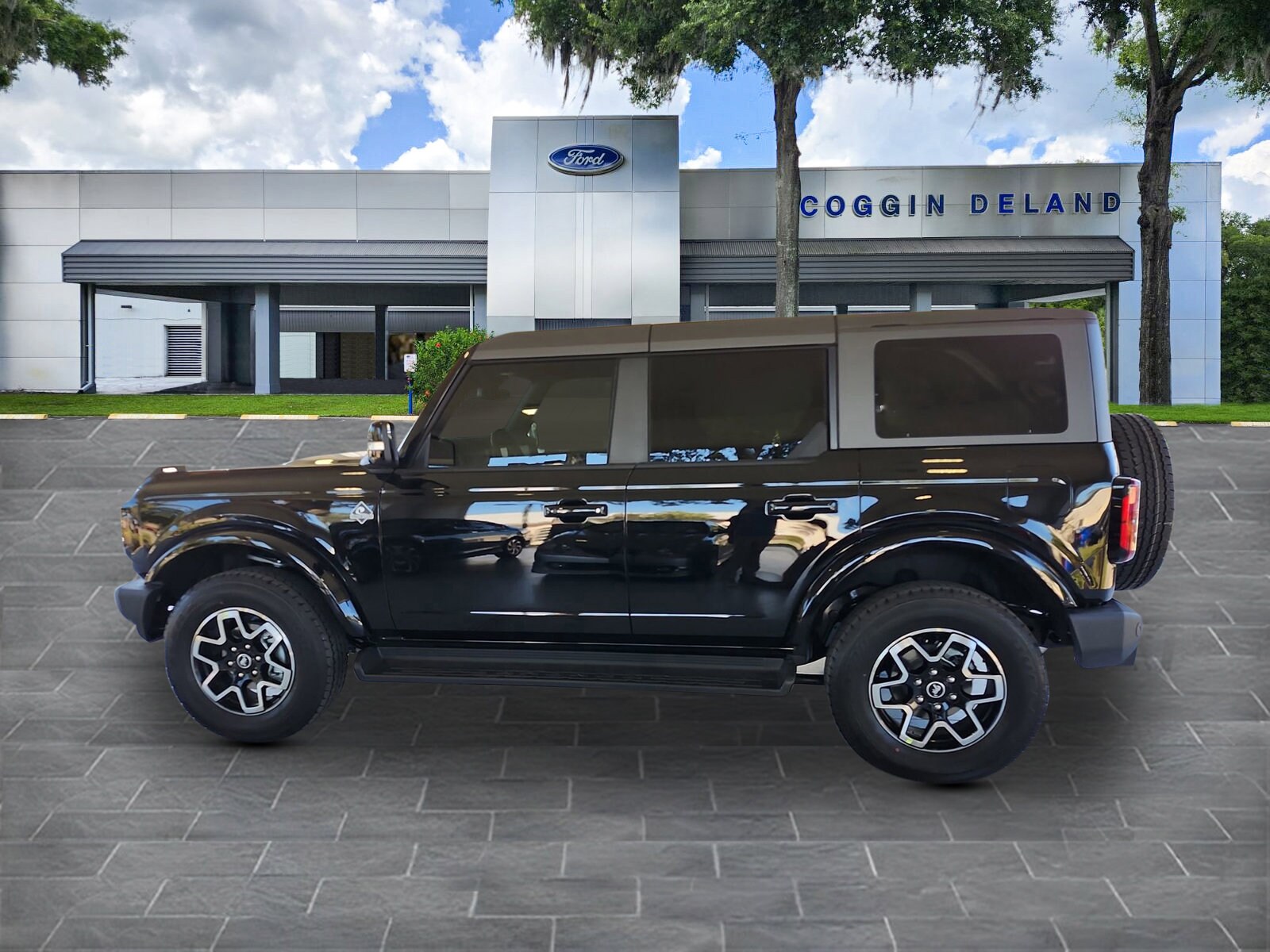 2025 Ford Bronco Outer Banks photo 2