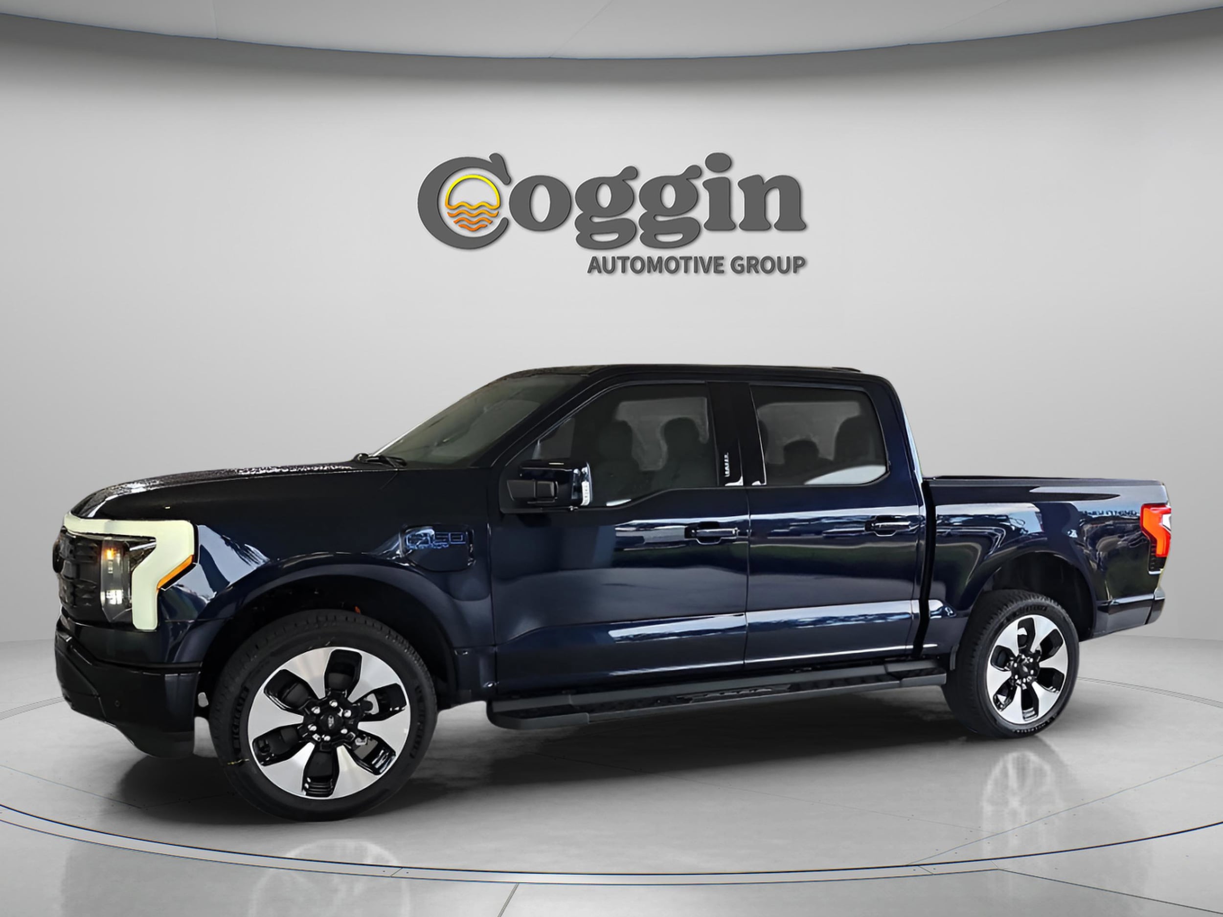 2025 Ford F-150 Lightning Platinum's photo