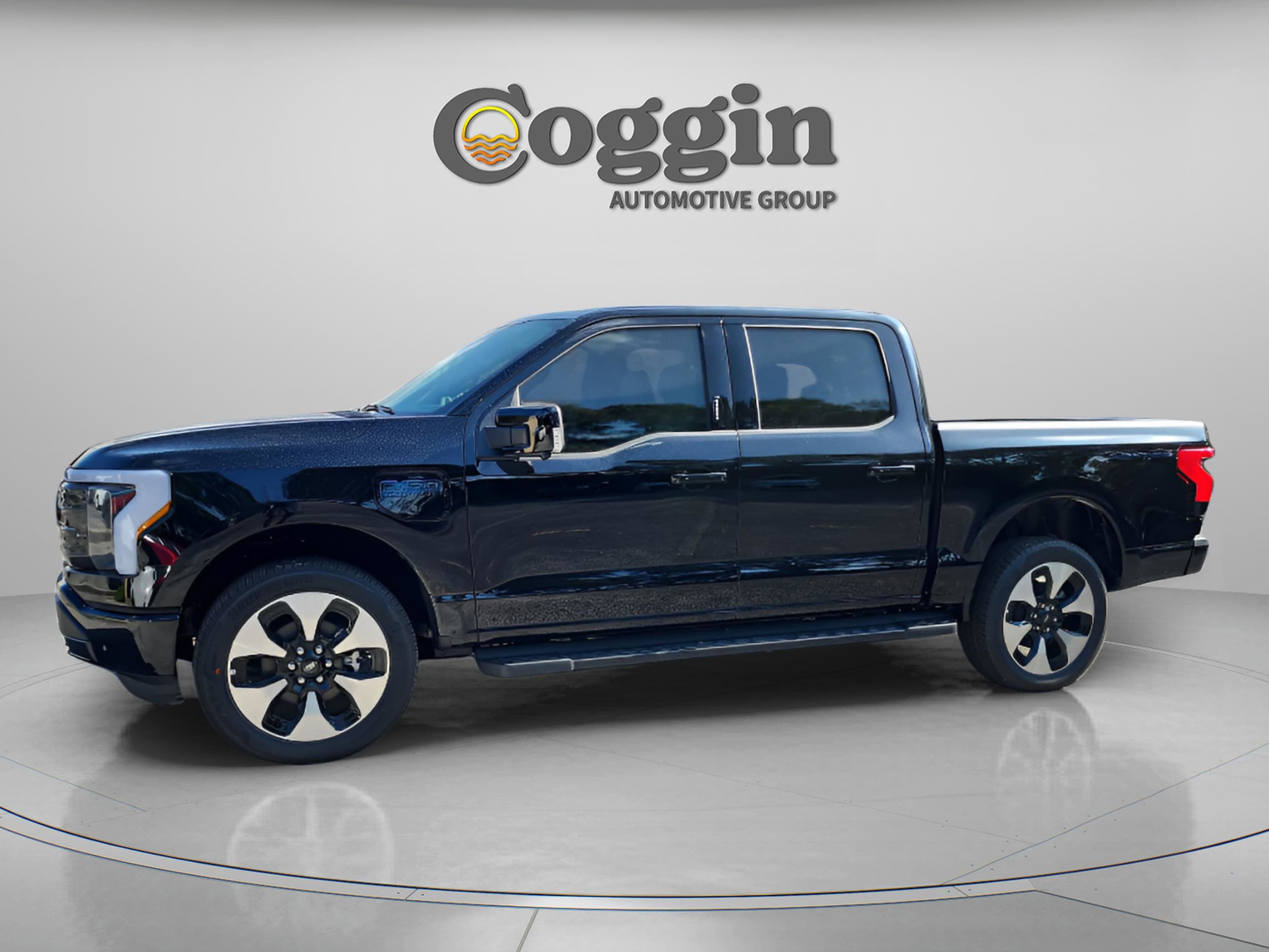 2025 Ford F-150 Lightning Platinum's photo