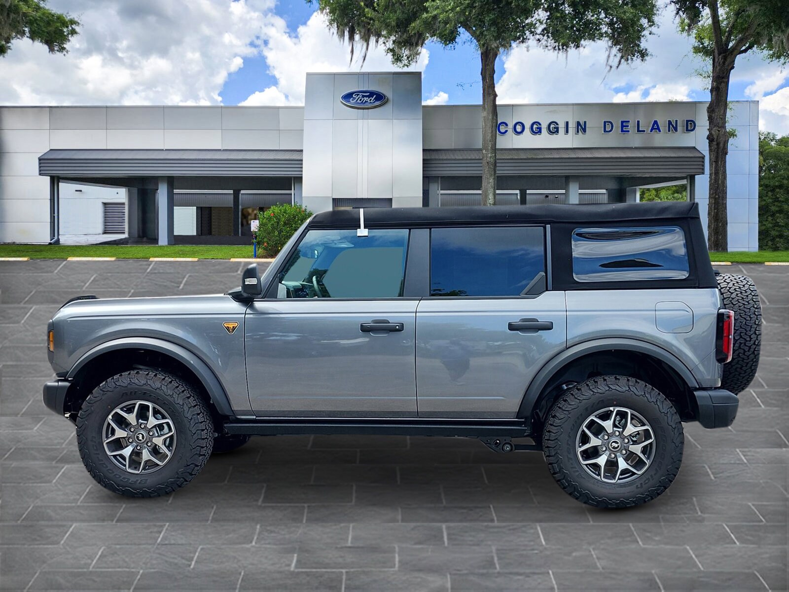2023 Ford Bronco Badlands photo 2