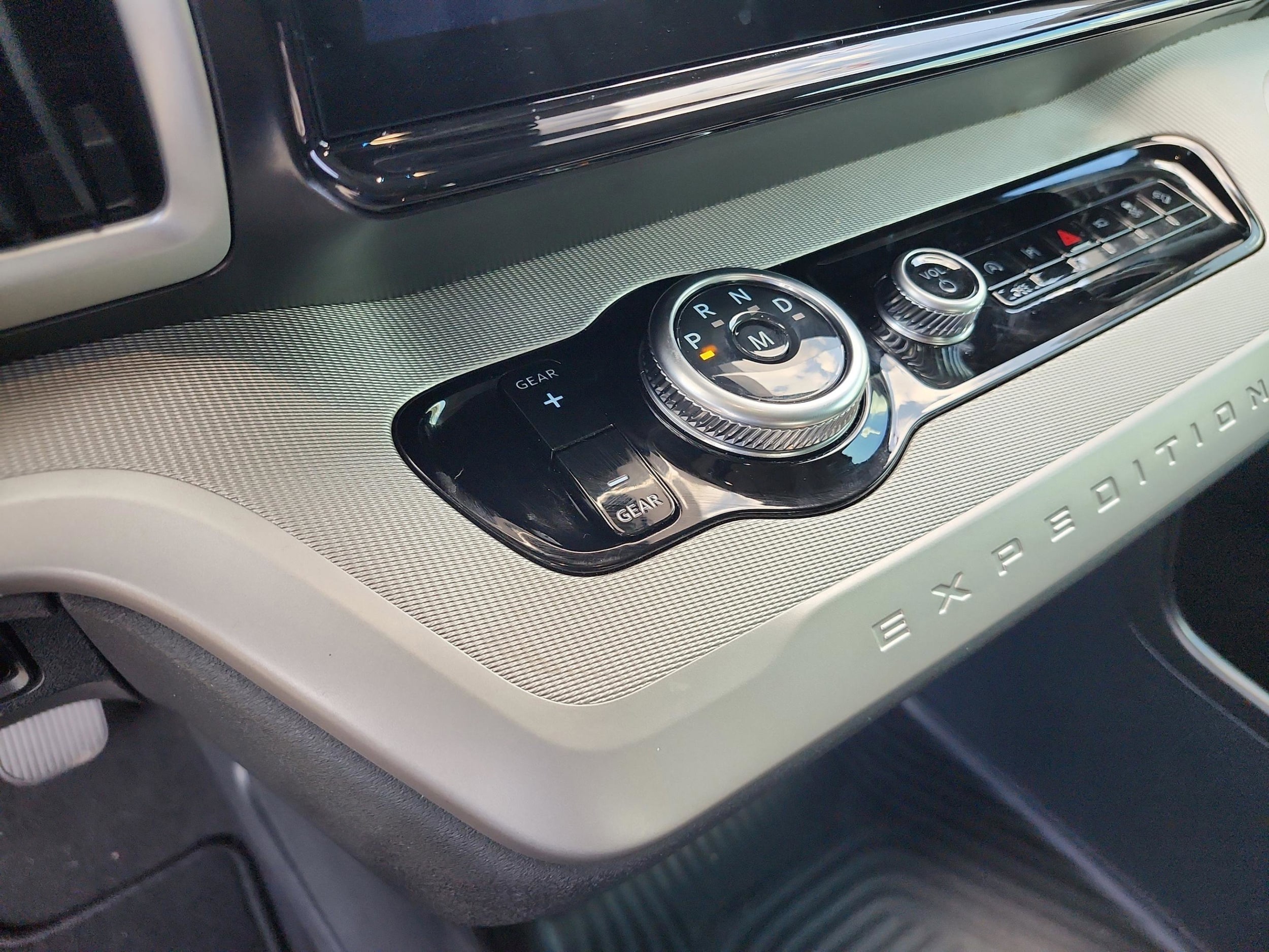 2025 Ford Expedition Active - Photo 15