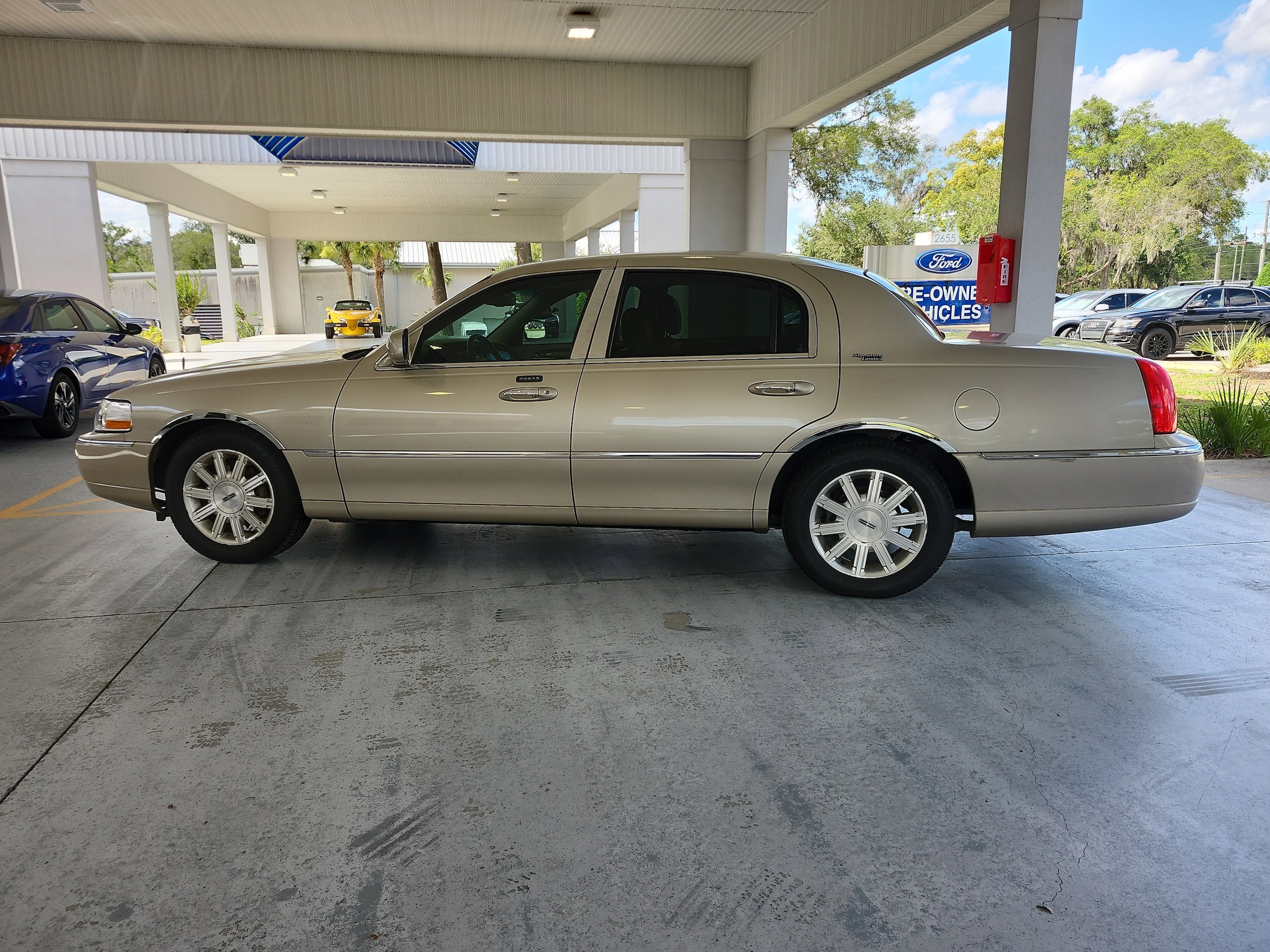 Used 2009 Lincoln Town Car Signature Limited with VIN 2LNHM82V89X612813 for sale in Orange City, FL