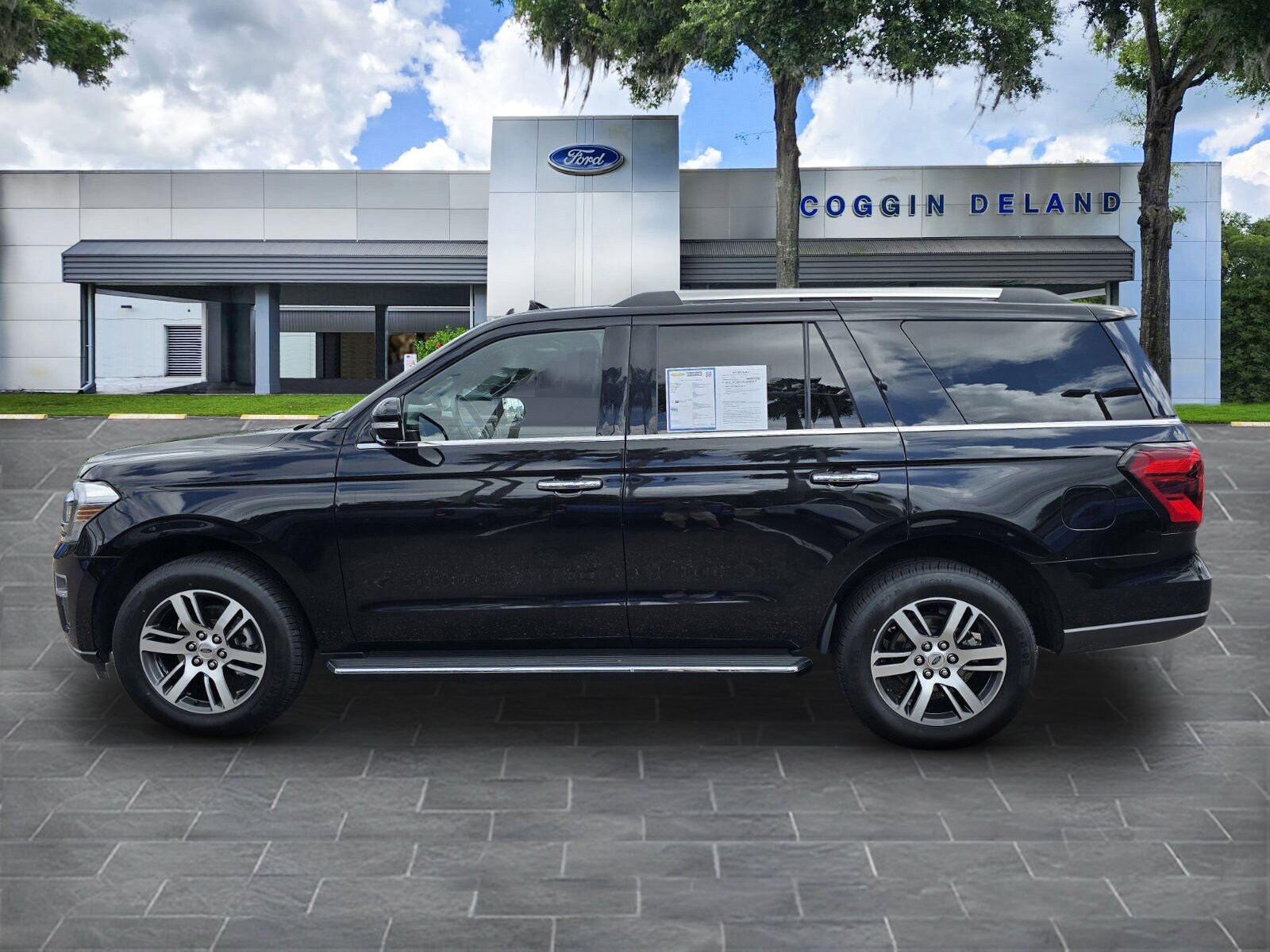 2022 Ford Expedition Limited photo 2