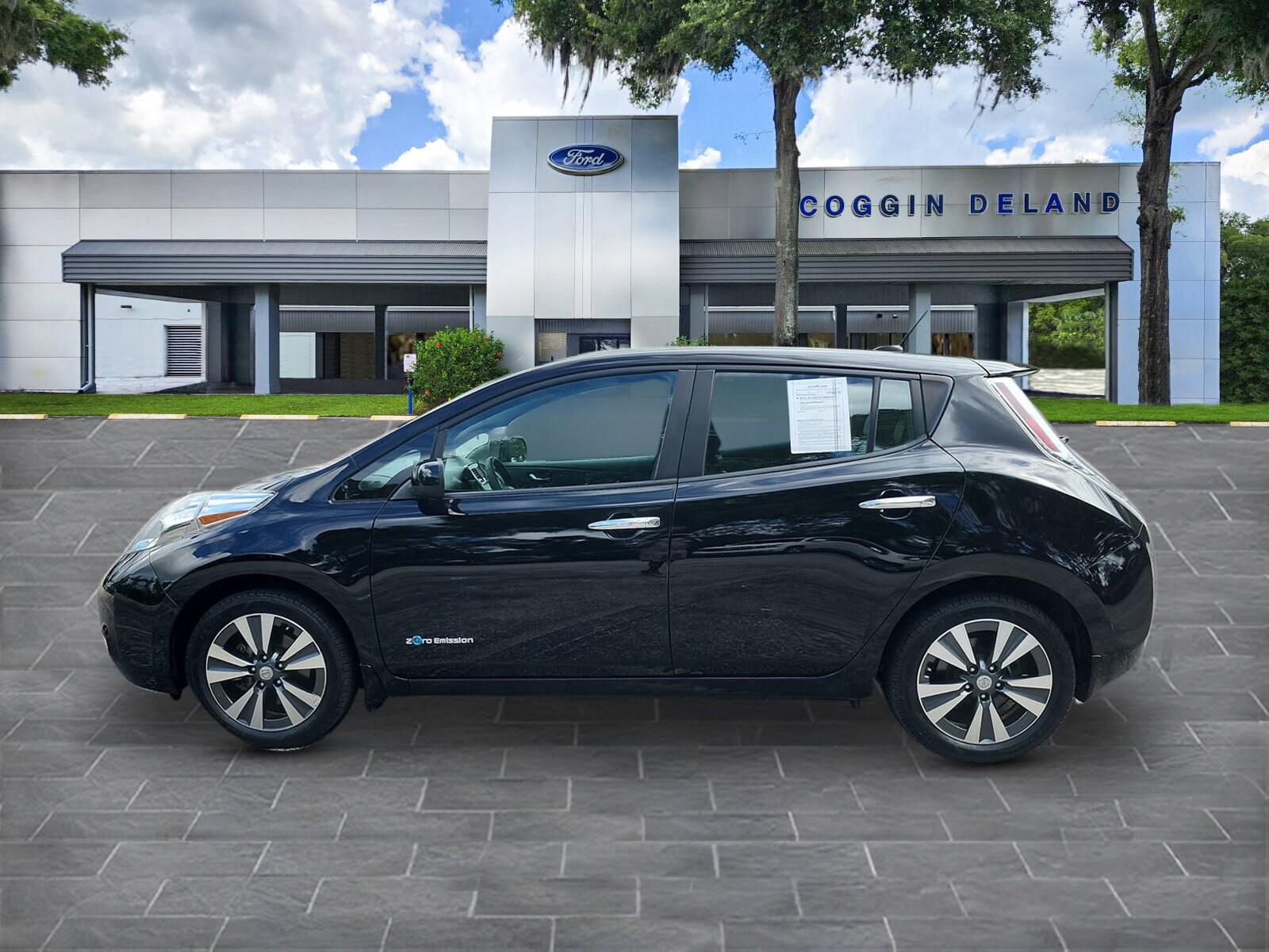 2015 Nissan Leaf SV photo 2