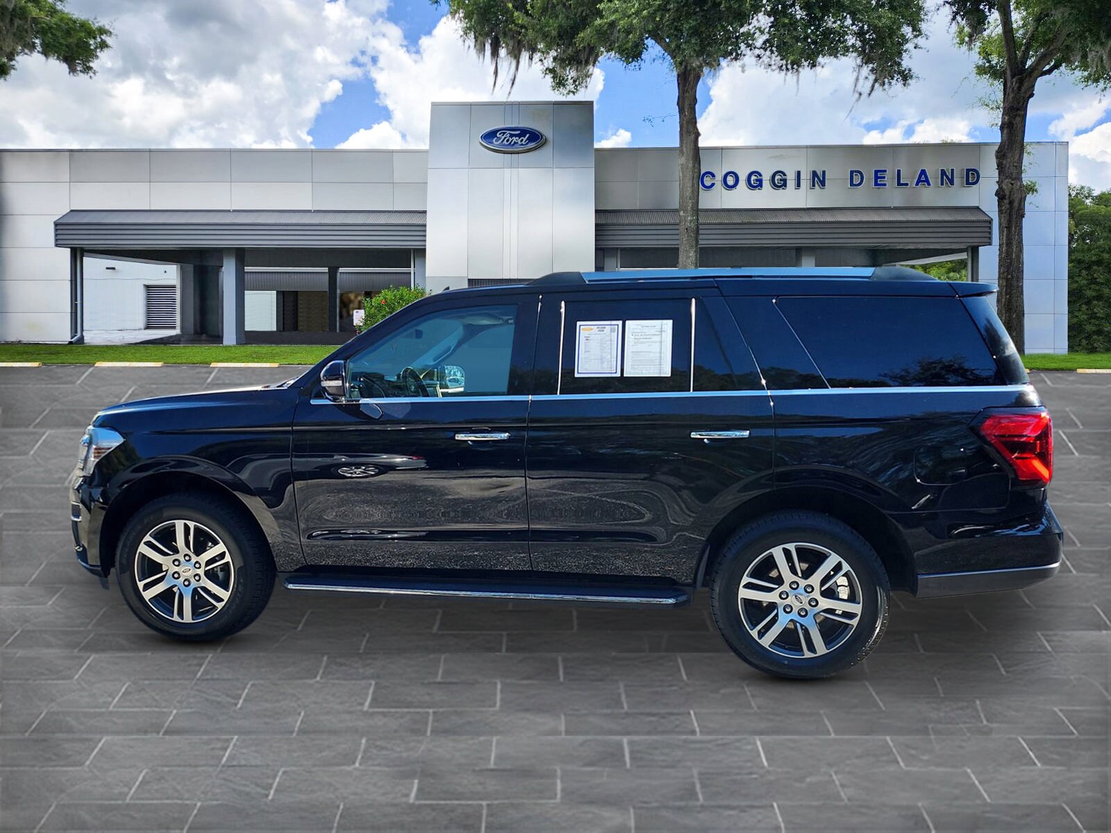 2023 Ford Expedition Limited photo 2